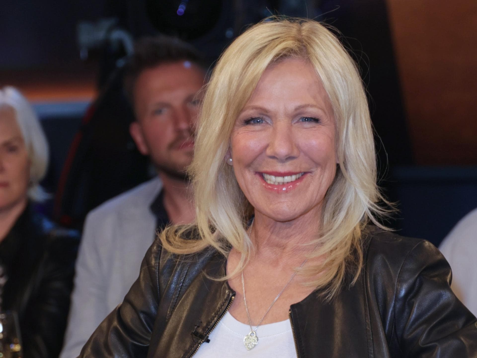 Ulrike von der Groeben lacht, Menschen im Hintergrund