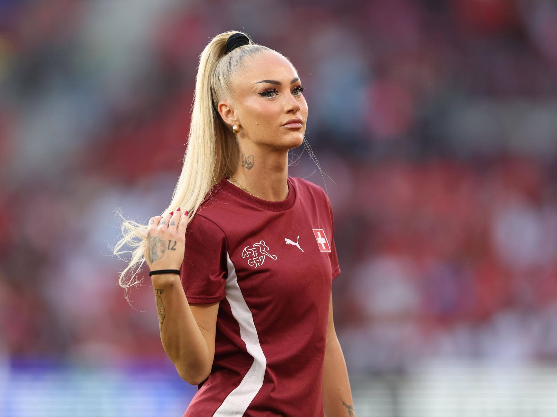 Alisha Lehmann fest sich an den Zopf