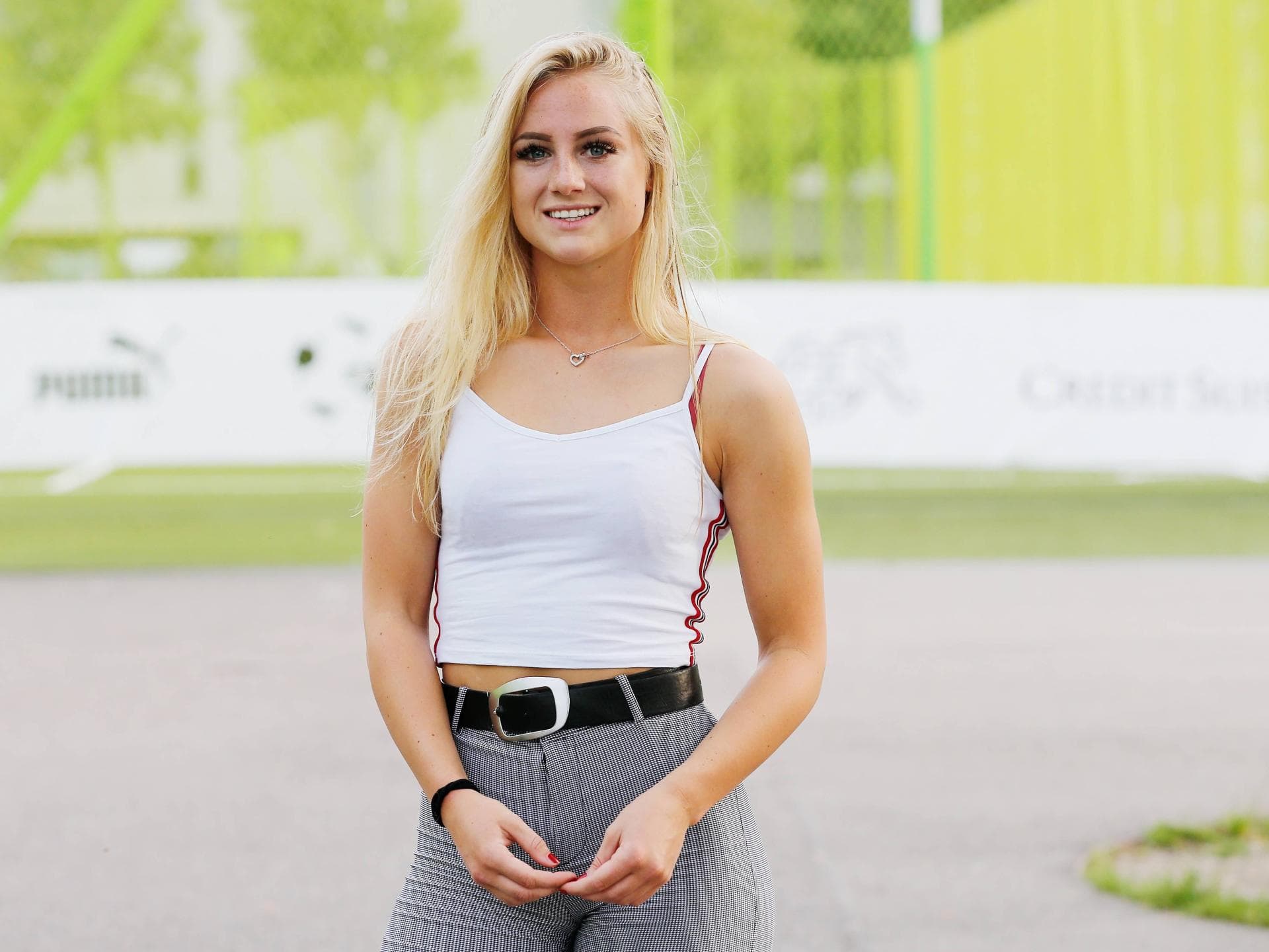Alisha Lehmann lächelt auf dem Fußballplatz