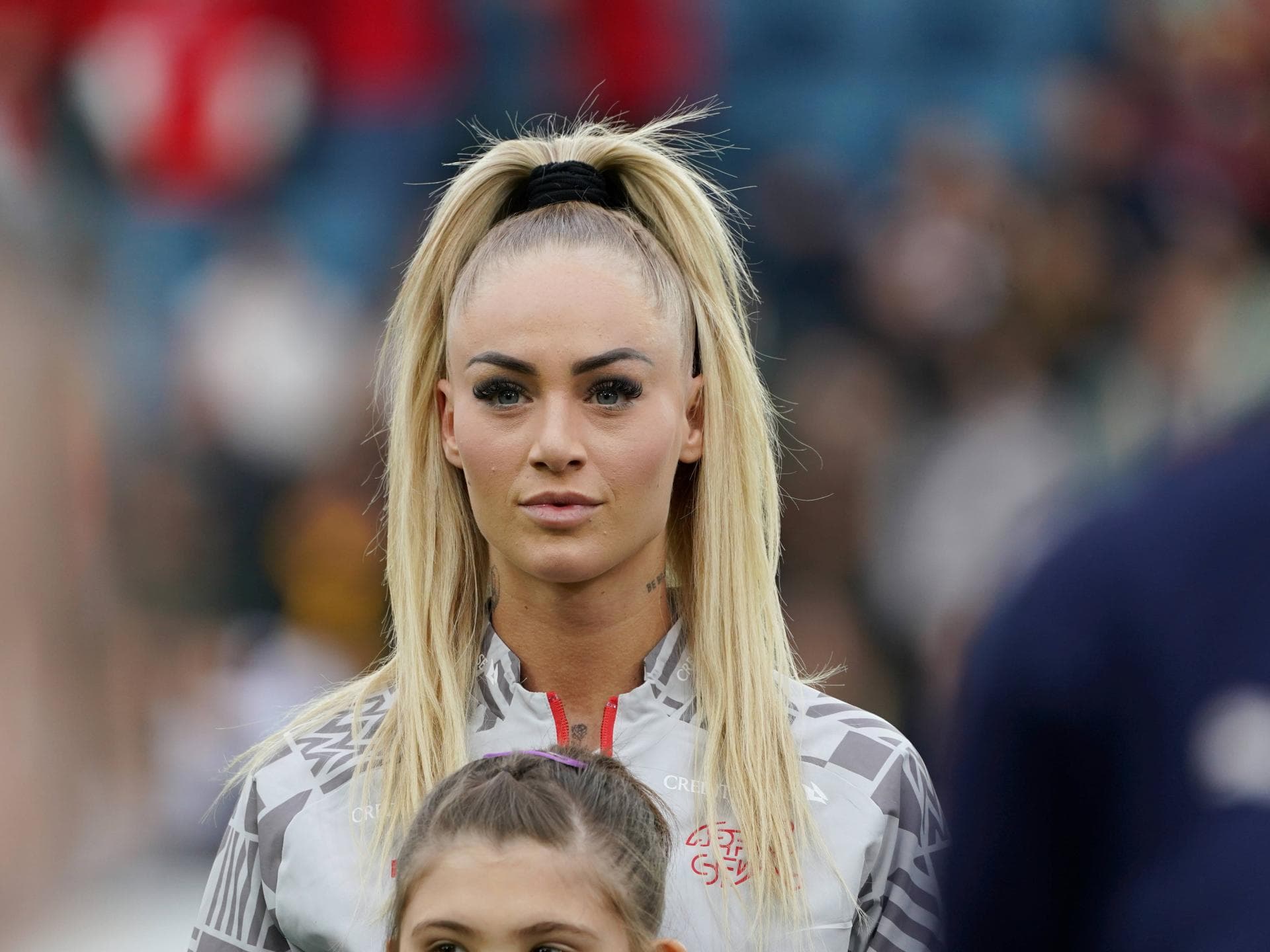 Alisha Lehmann vor Spiel, mit einem Einlaufkind vor sich