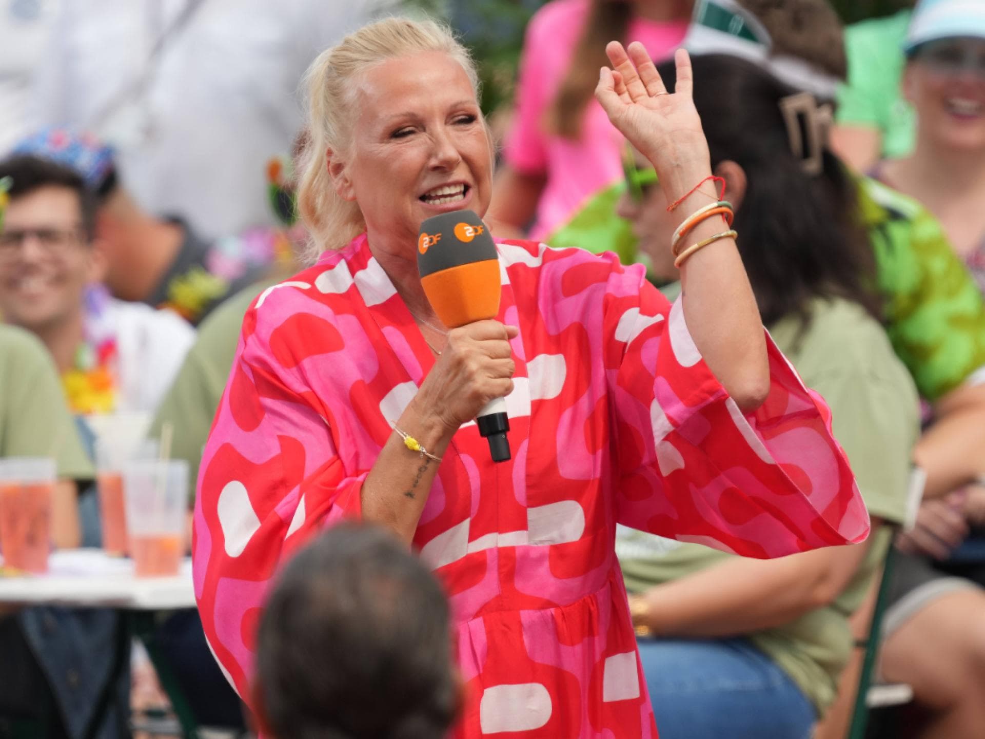 Andrea Kiewl im Fernsehgarten hand nach oben