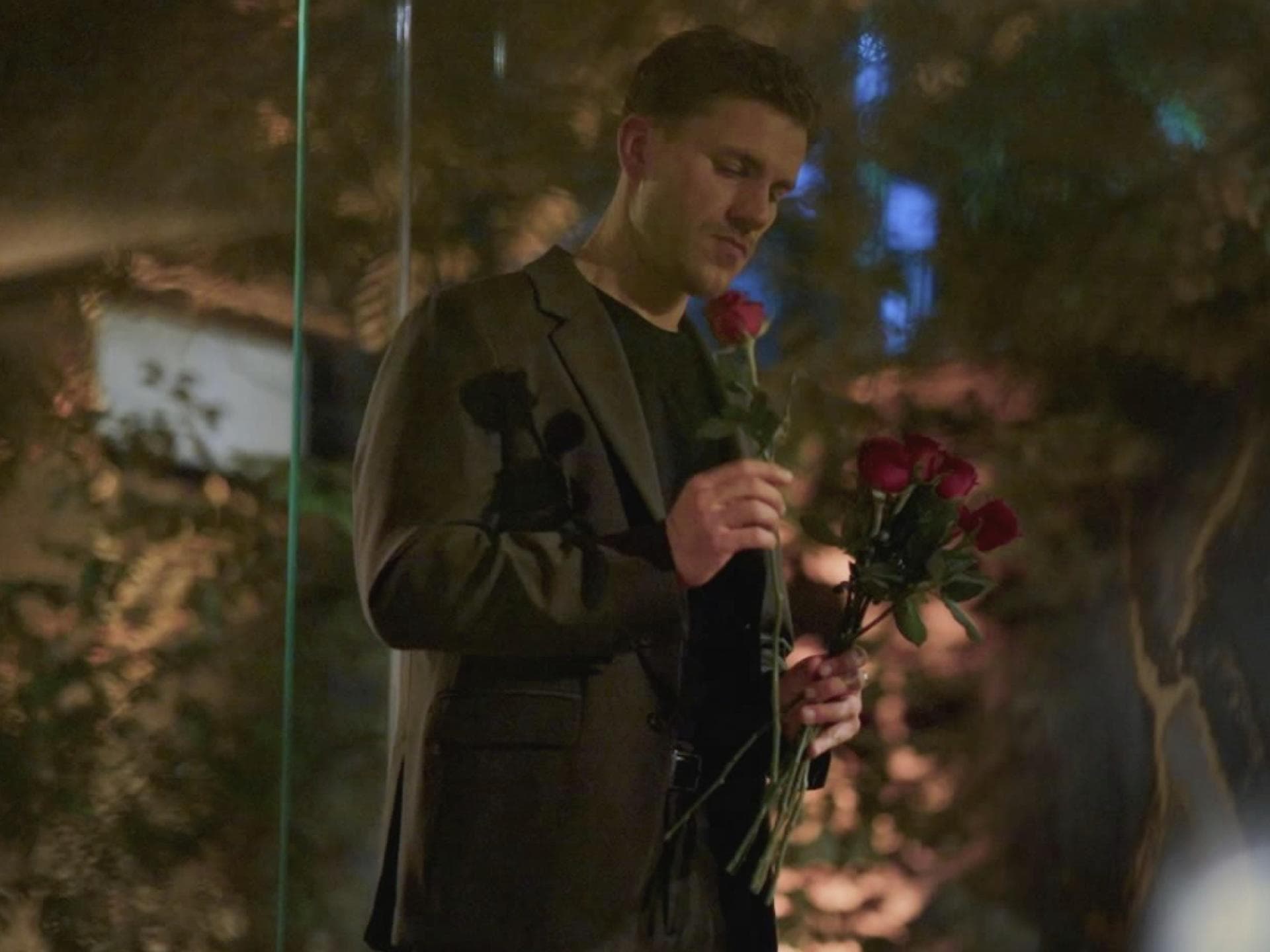 Felix Stein mit Rosen bei "Die Bachelors