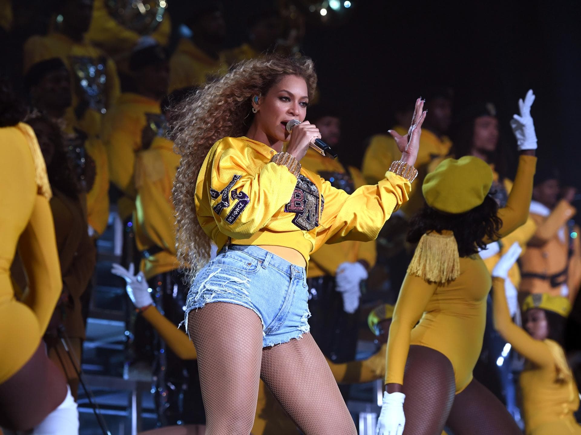 Beyoncé auf einer Bühne bei einem Auftritt