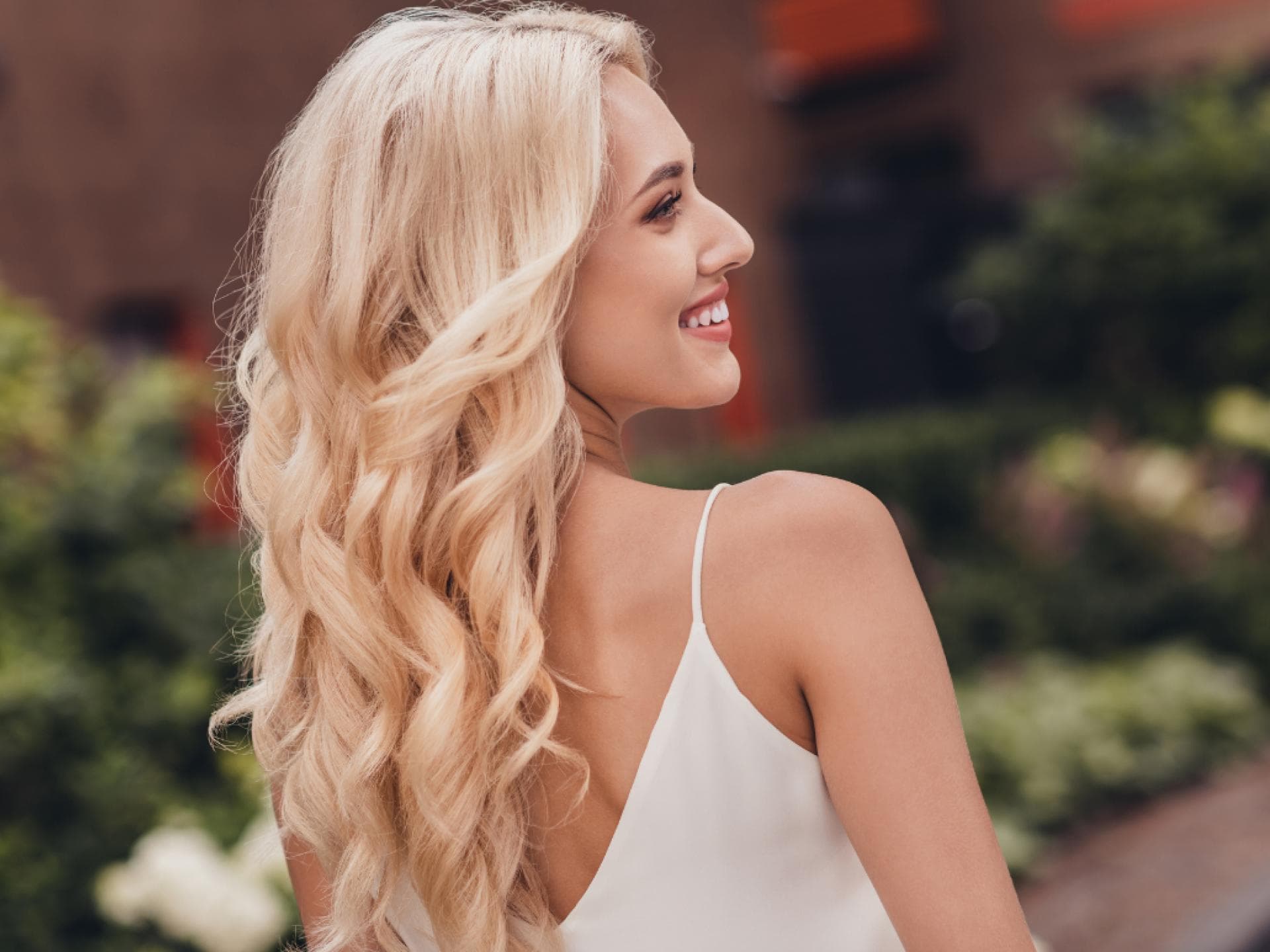 Lockenwunder von Rossmann Blondine von seitlich hinten mit Locken