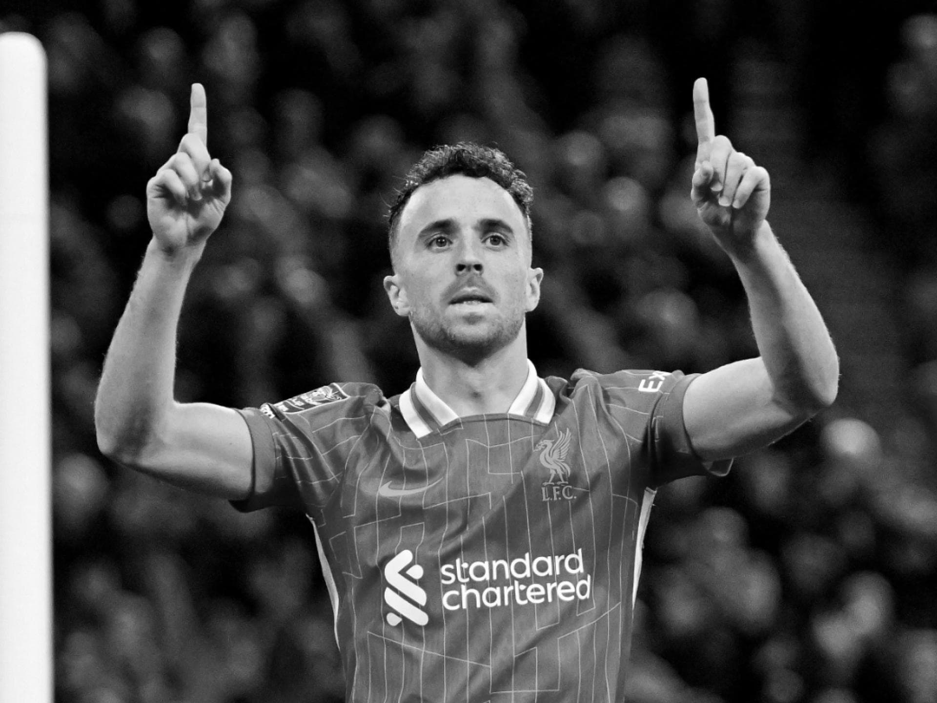 Diogo Jota zeigt mit den Finger nach oben bei einem Spiel
