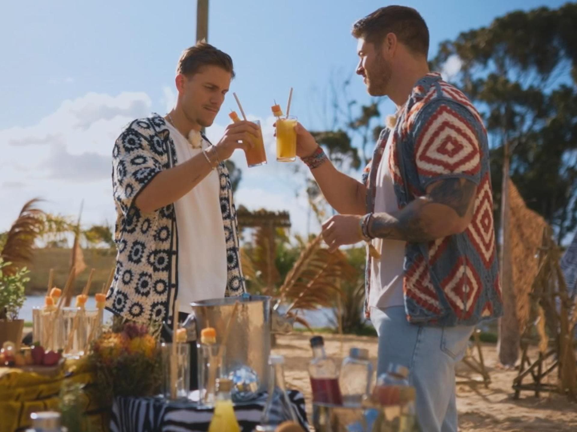 Felix Stein und Martin Braun stoßen bei "Die Bachelors" an