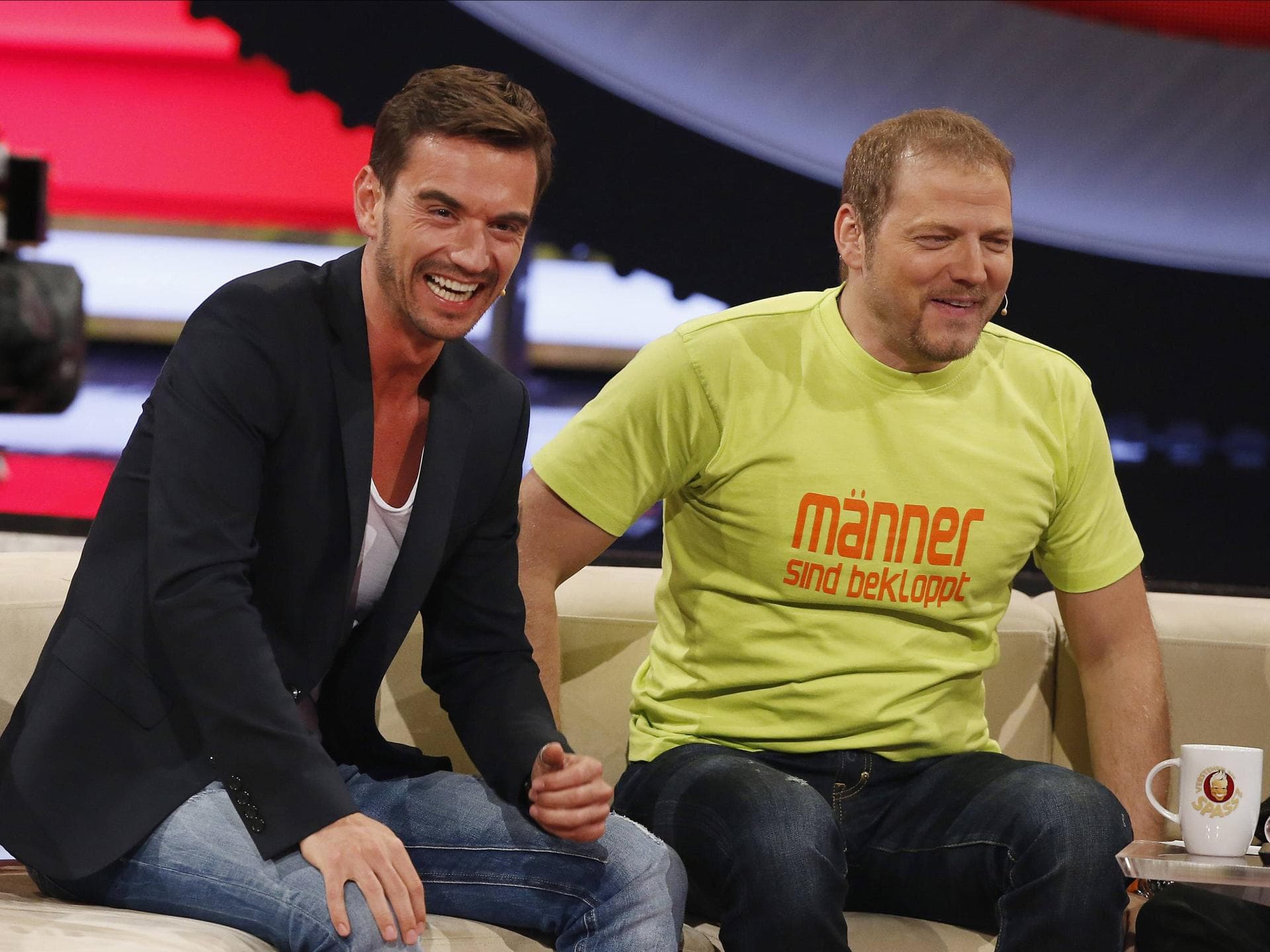 Florian Silbereisen und Mario Barth sitzen auf einer Couch und lachen