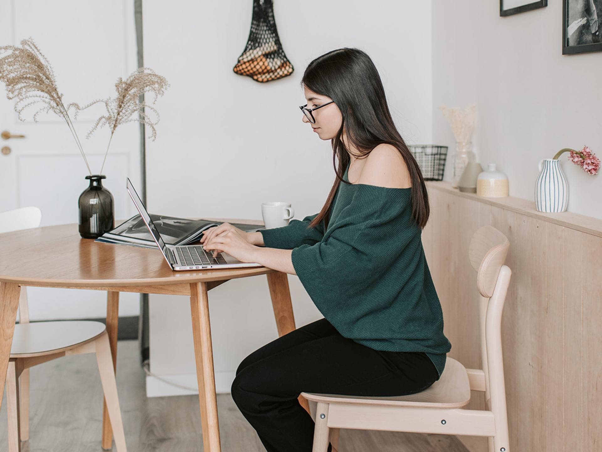 Eine Frau sitzt an ihrem Laptop und recherchiert online