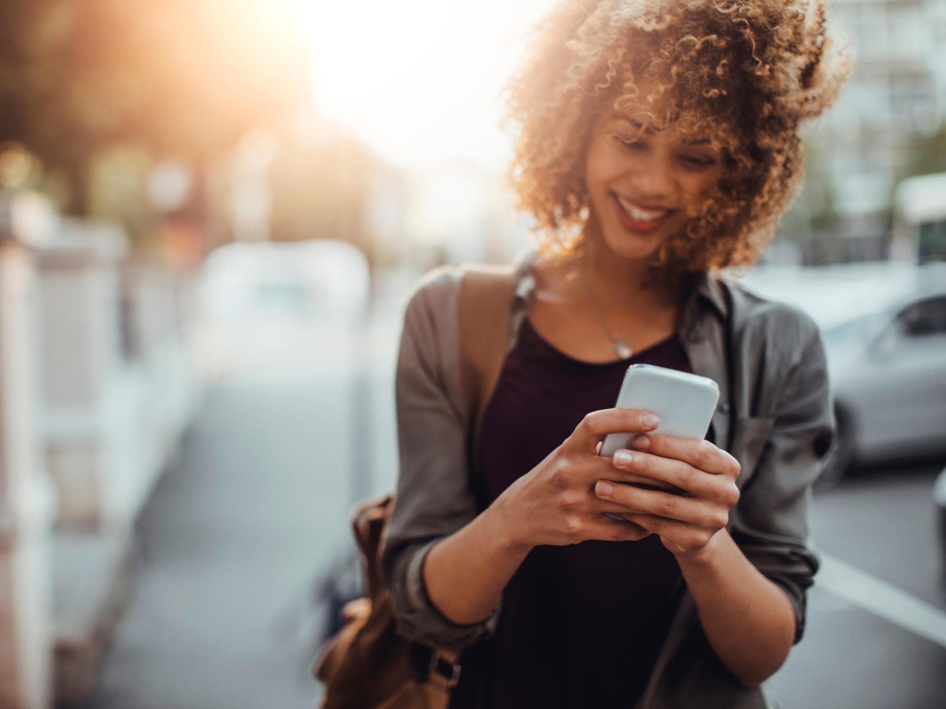 Eine Frau hält ihr Handy in der Hand