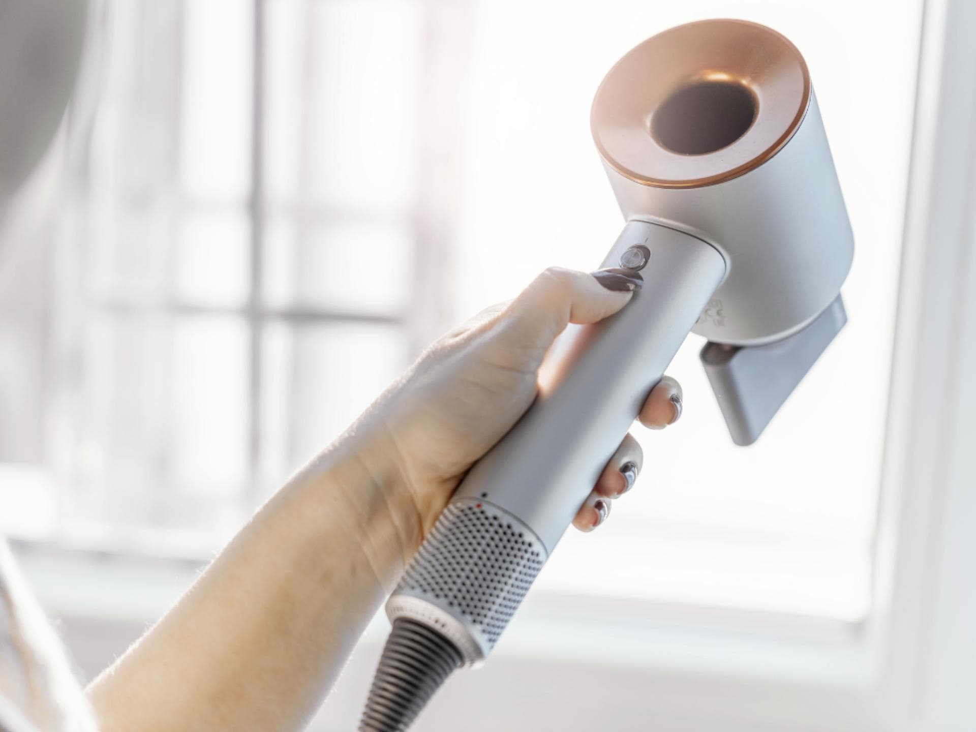 Föhn reduziert Frau mit Dyson-Föhn