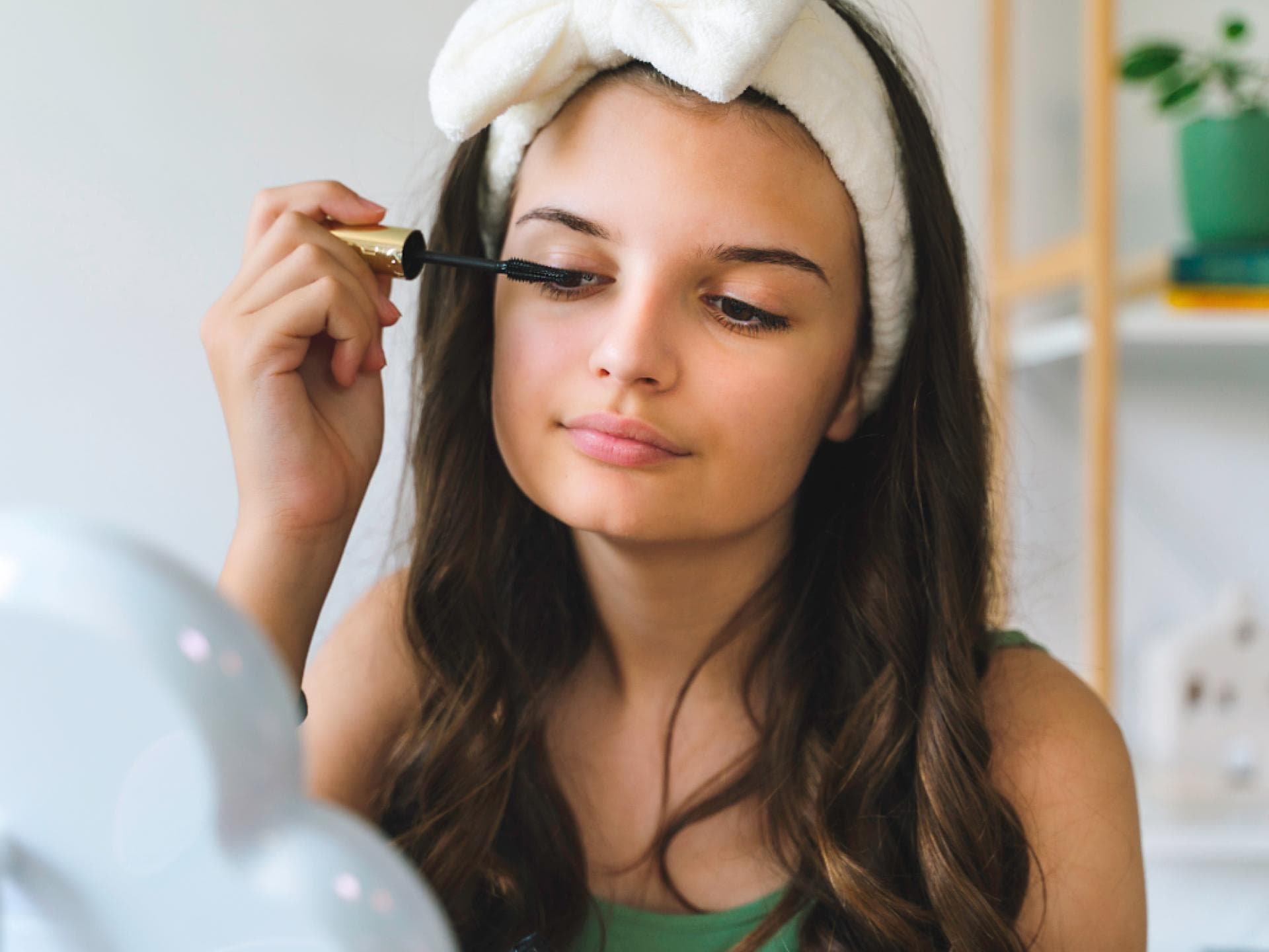 Mascara für kurze Wimpern Frau tuscht Wimpern an