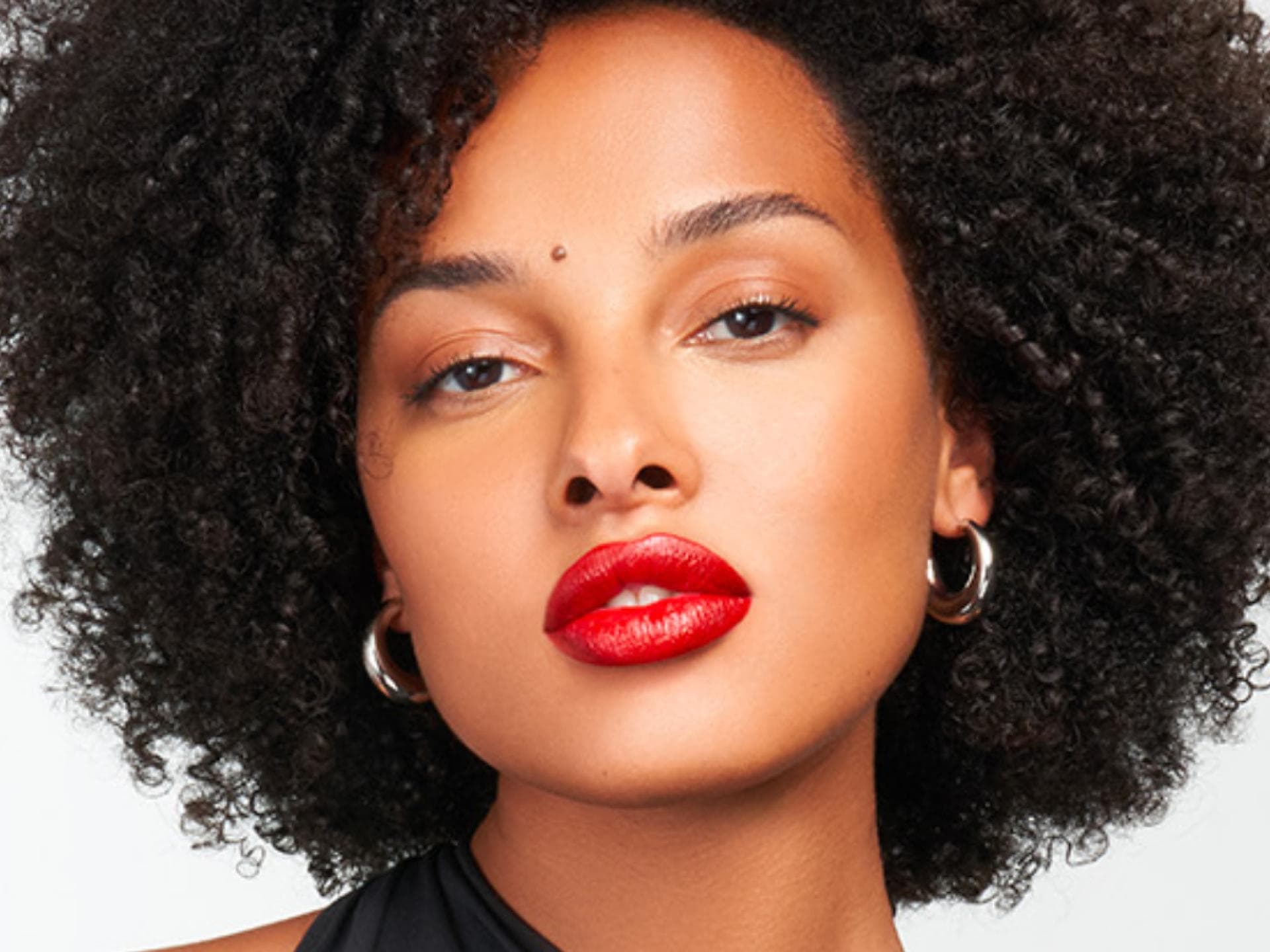 Lippenstift L'Oréal Frau mit roten Lippen