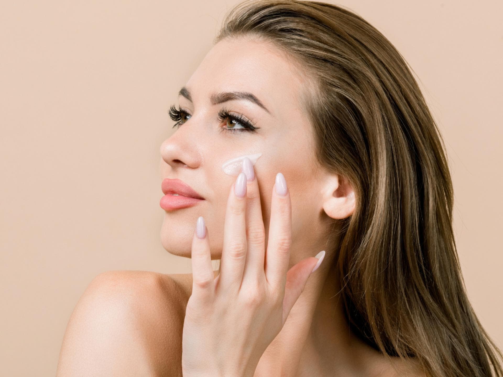 Frau benutzt Skin TInt