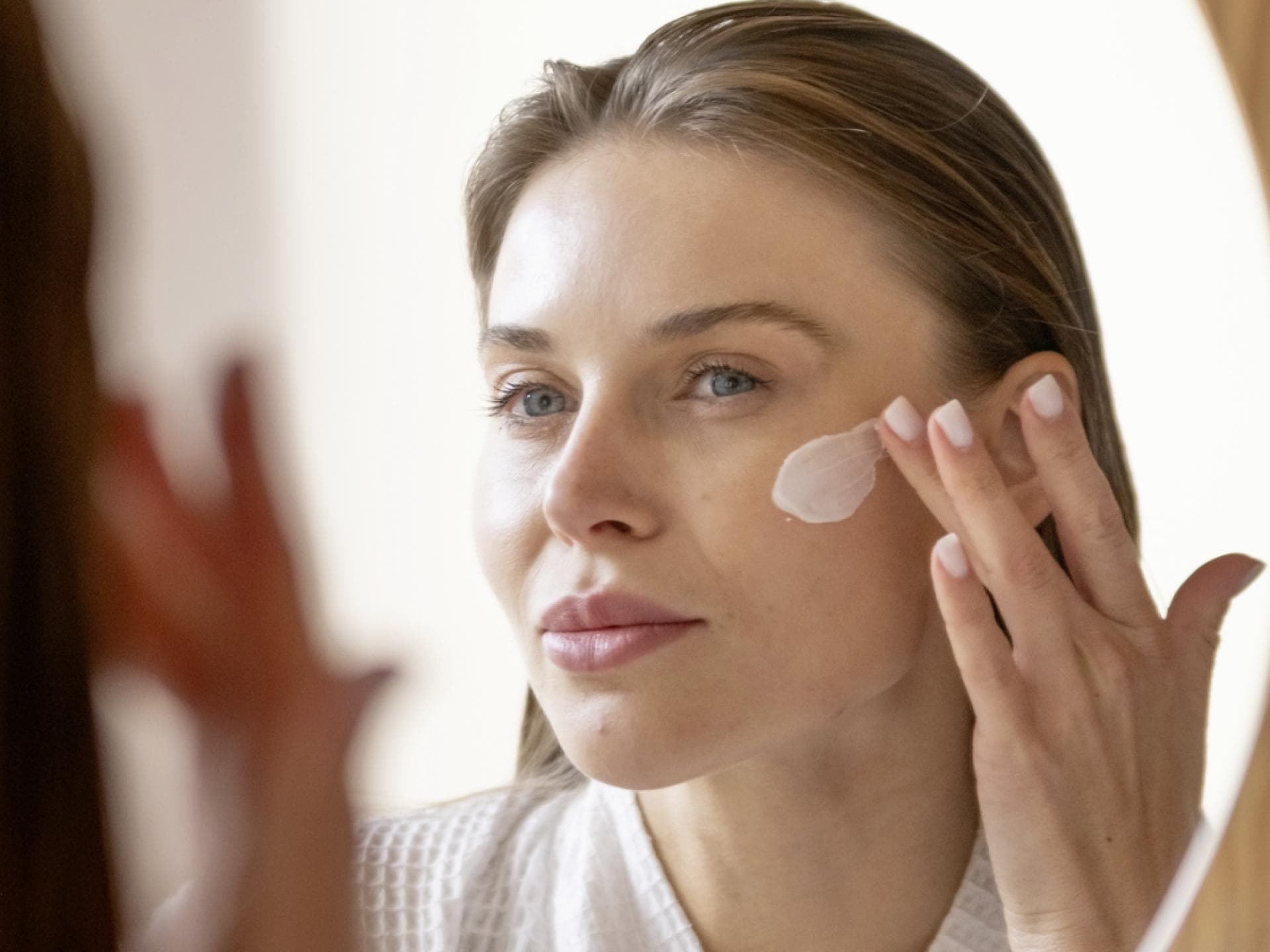 Anti-Aging-Creme Magie Frau mit Anti-Aging-Creme