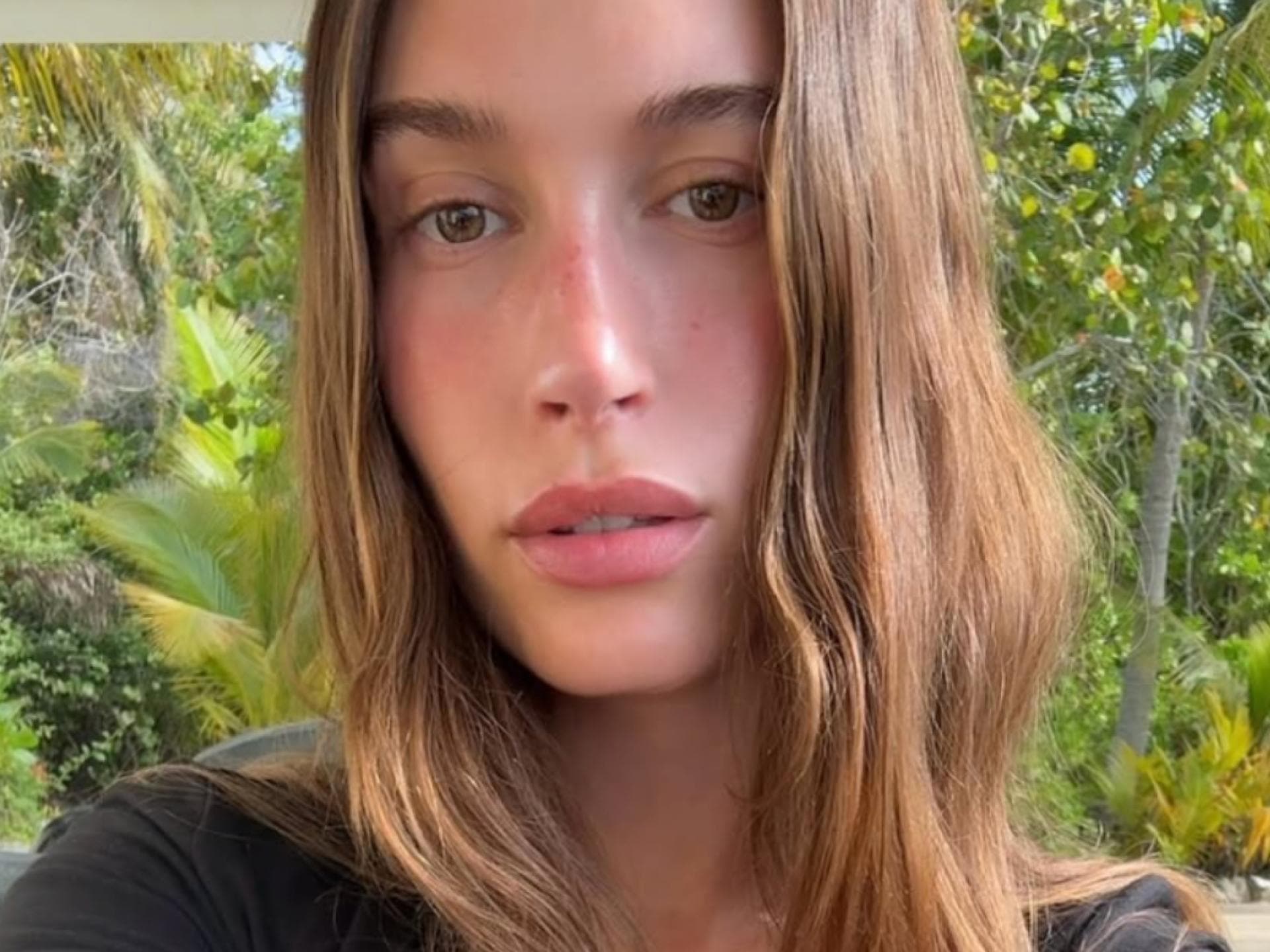 Hailey Bieber Lidschatten Hailey Bieber vor grünen Pflanzen