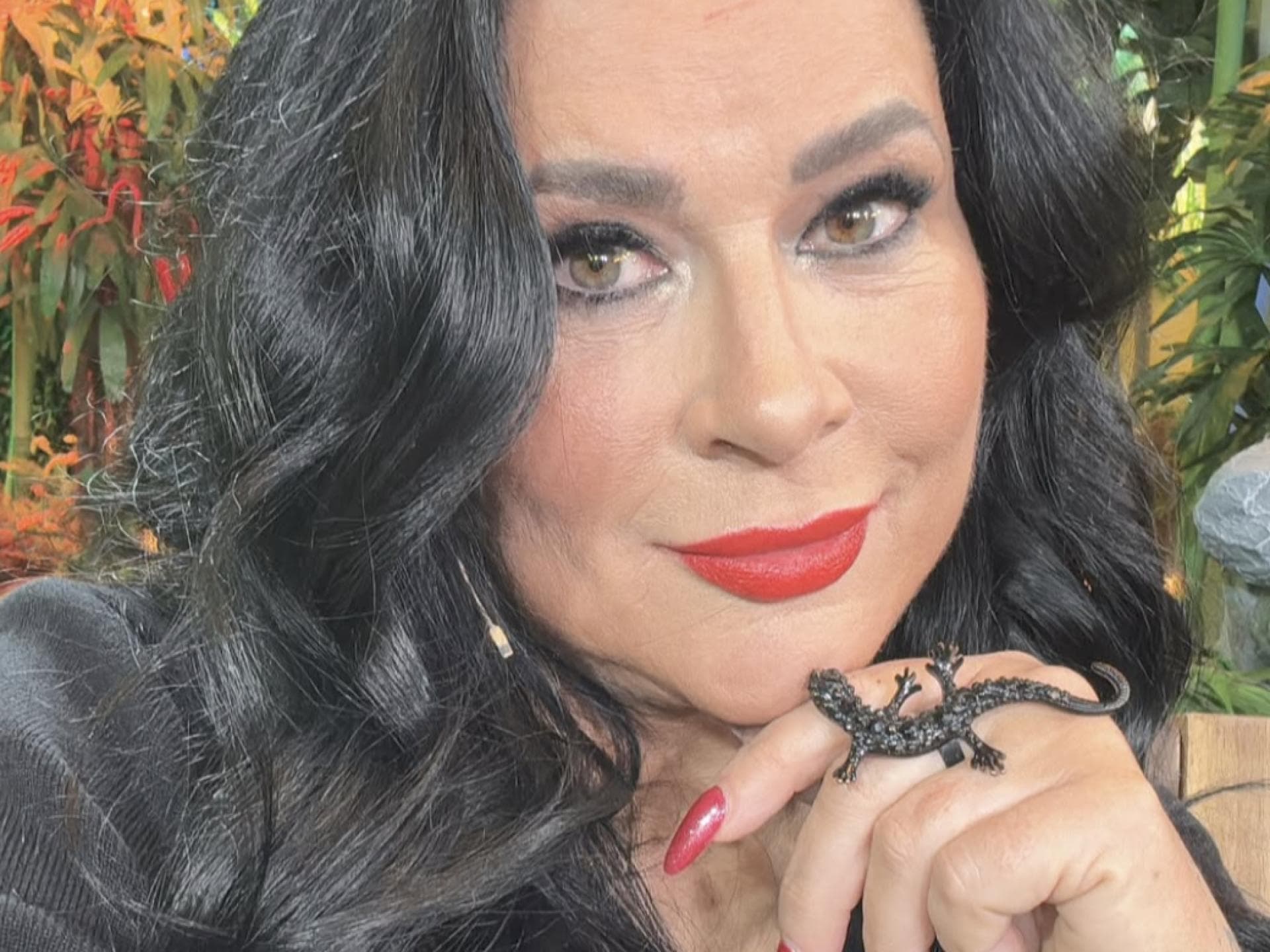 Iris Klein macht ein Selfie und lächelt leicht
