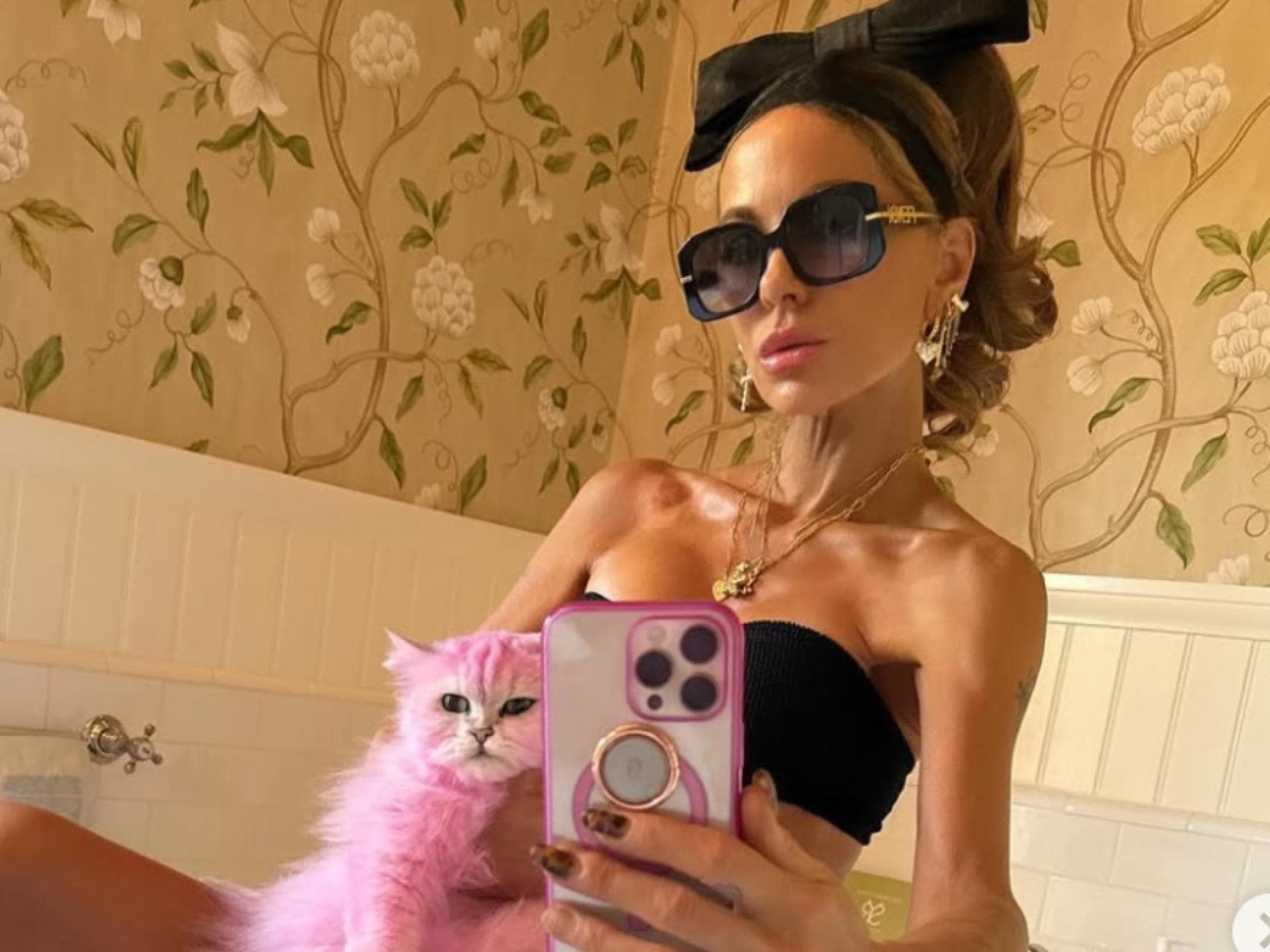 Kate Beckinsale mit Sonnenbrille und pinker Katze
