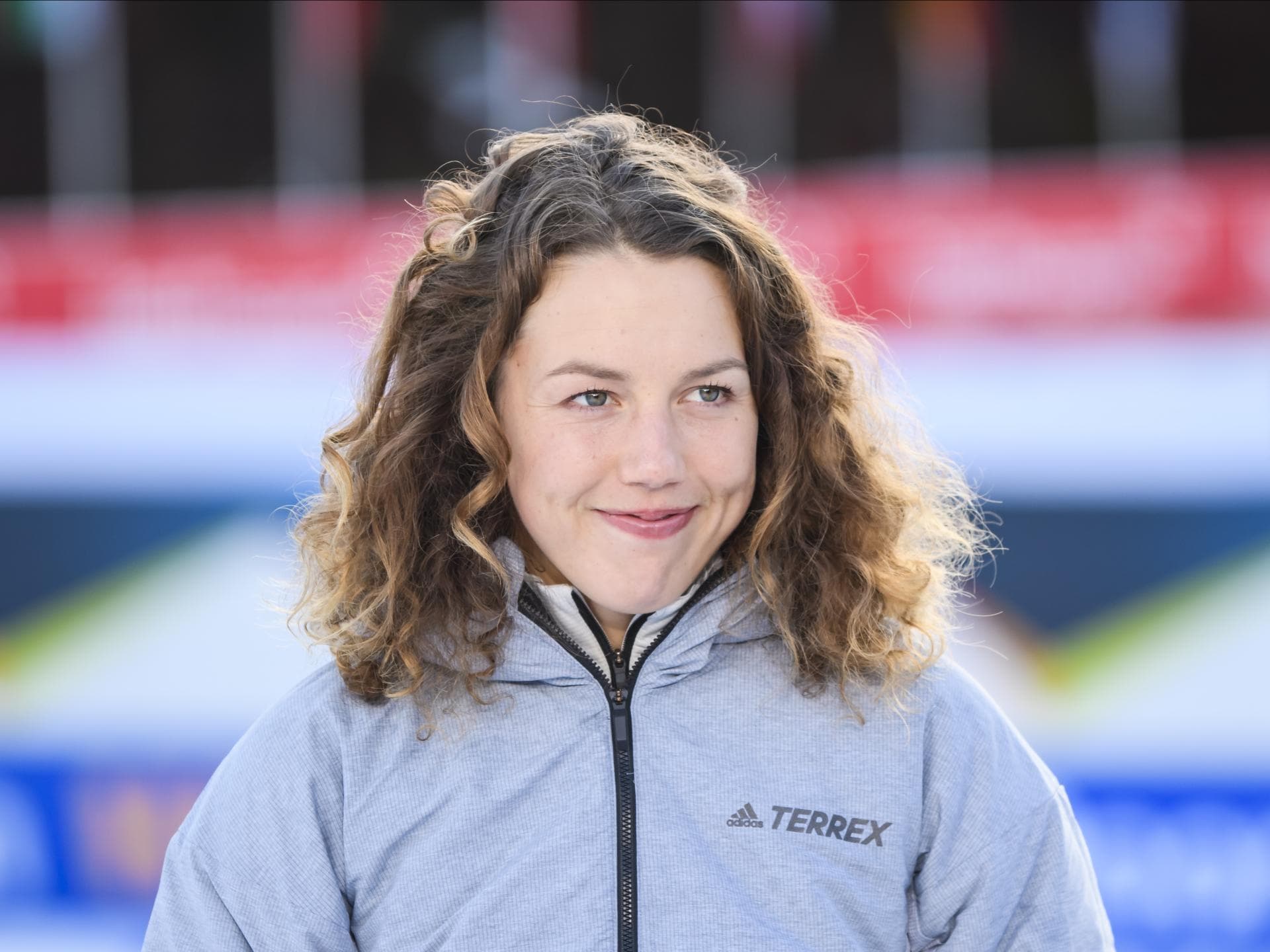 Laura Dahlmeier schaut zur Seite und lächelt