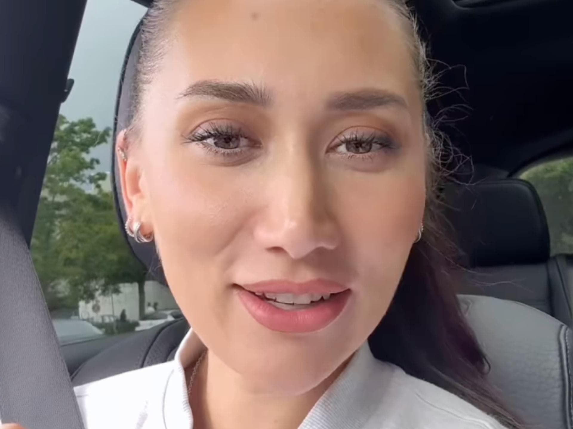 Samira Yavuz macht Selfie im Auto