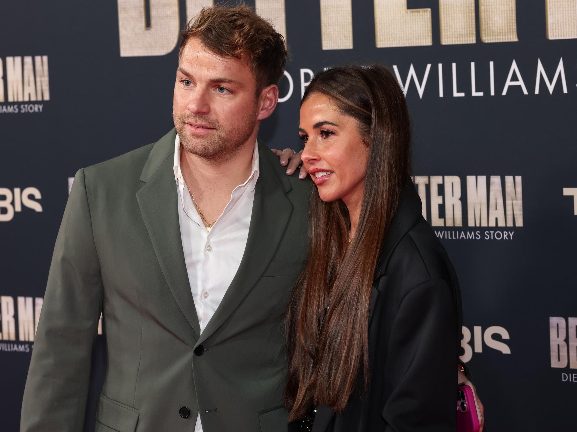 Sarah Engels mit ihrem Ehemann Julian auf dem Roten Teppich