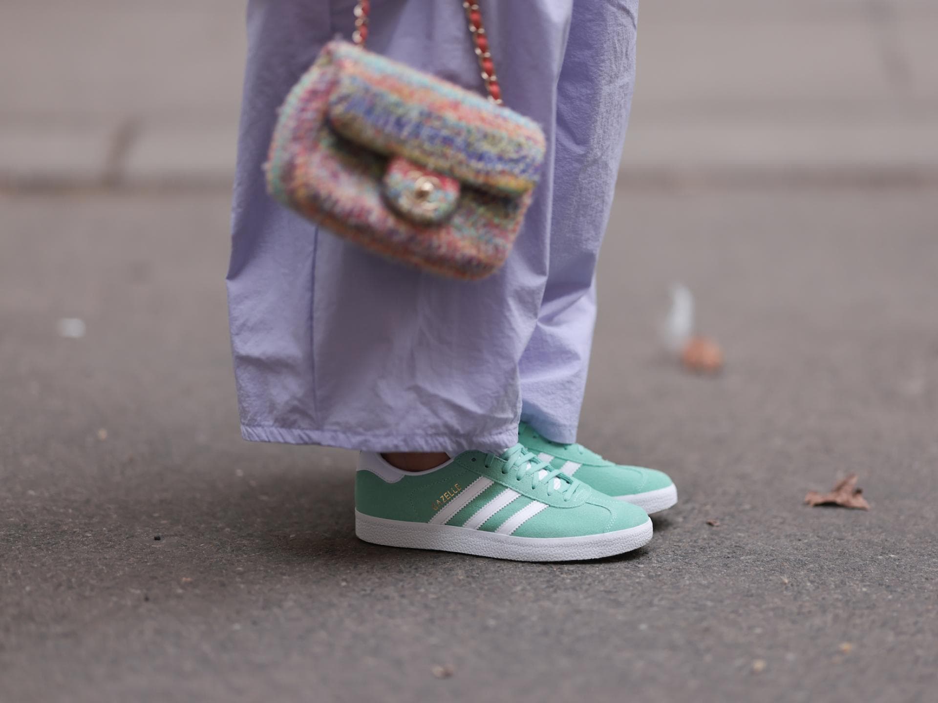 Eine Frau trägt den Sneaker "Gazelle" von Adidas