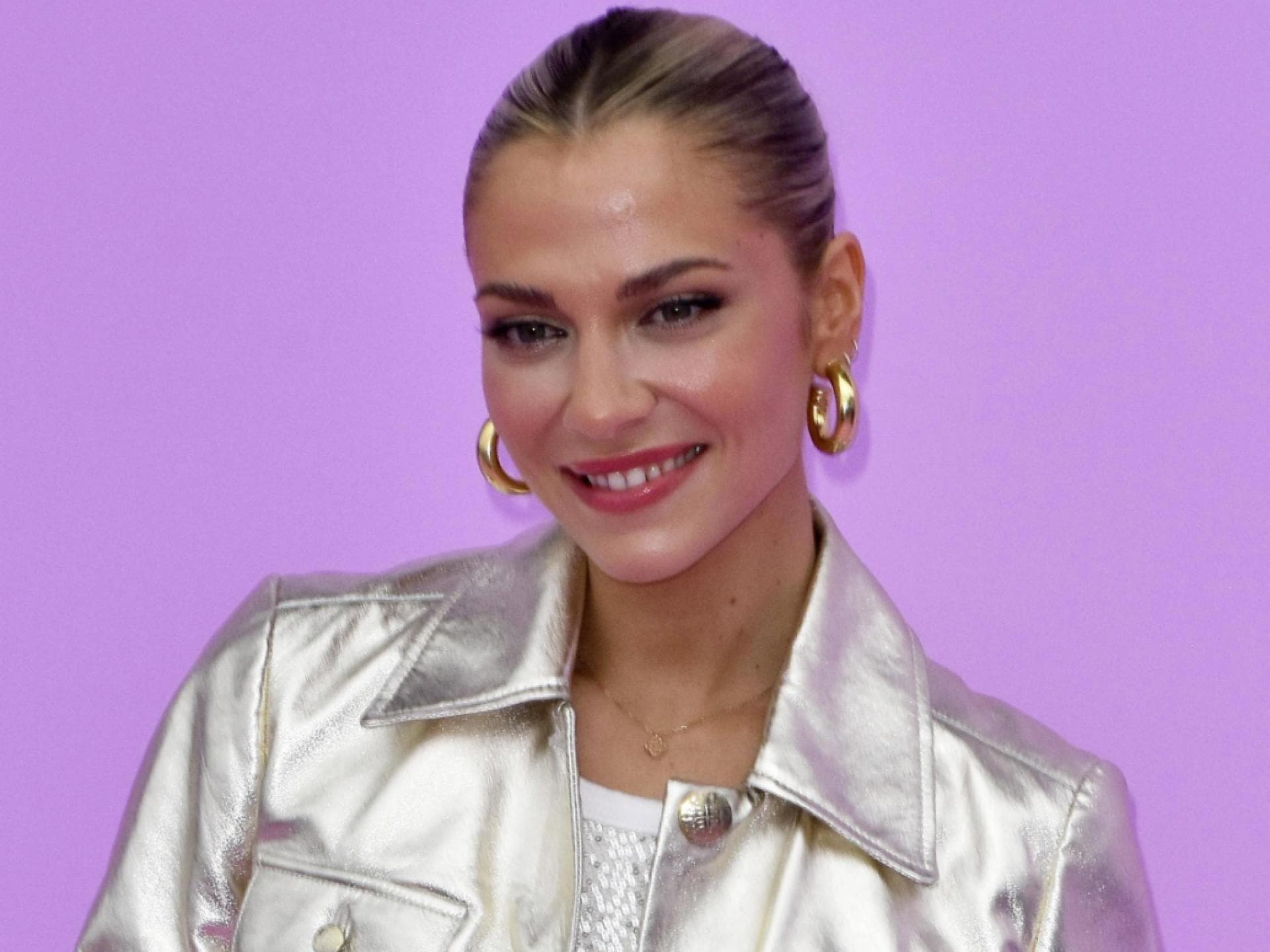Valentina Pahde Anti-Aging Valentina Pahde vor lila Hintergrund