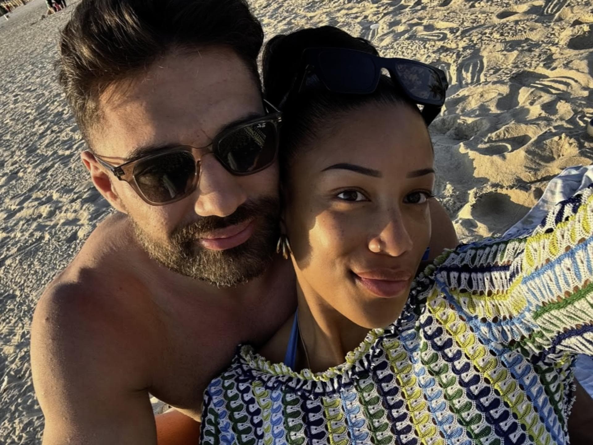 Aleks Petrovic und Vanessa Nwattu machen ein Selfie am Strand