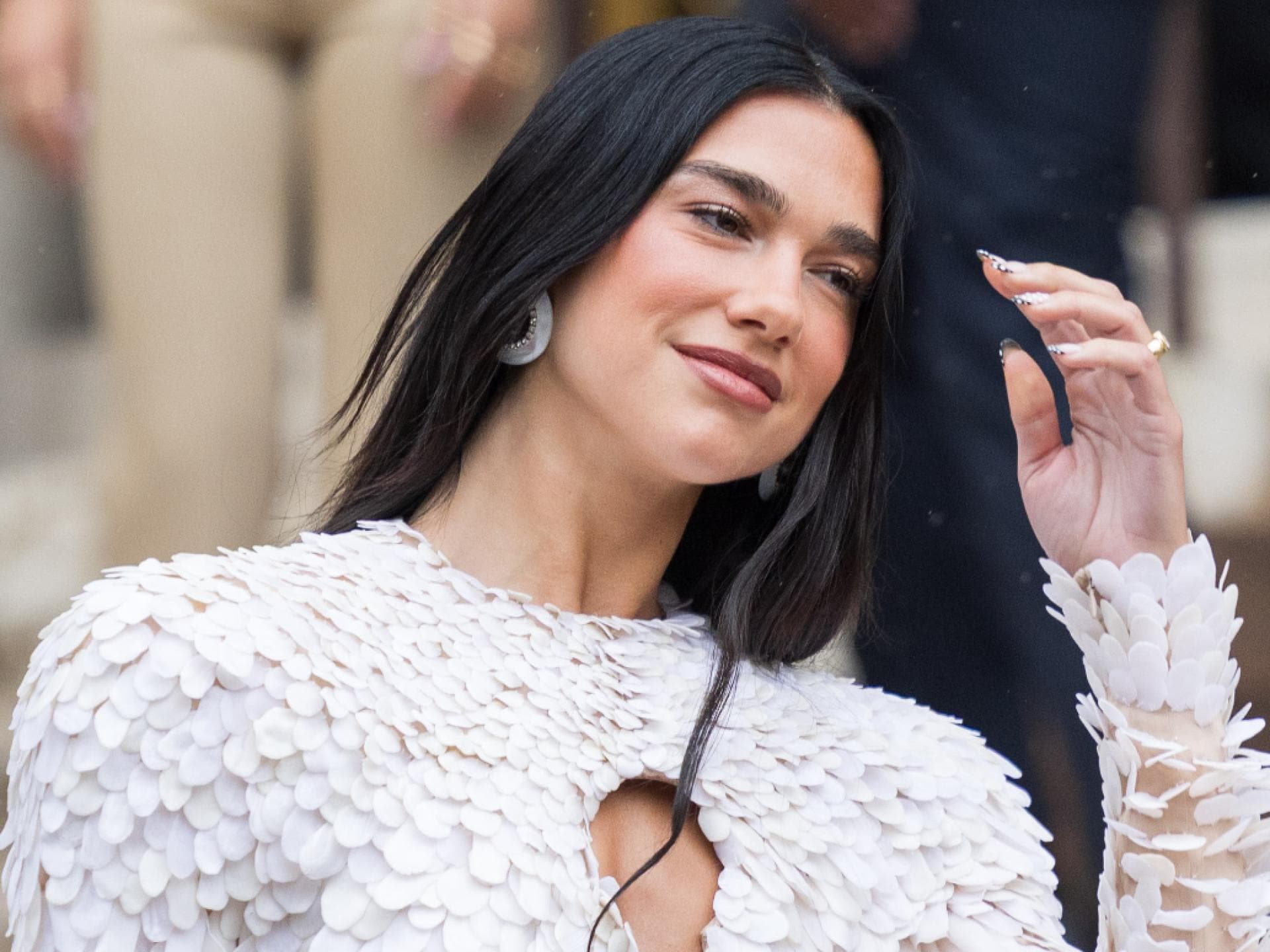 Dua Lipa Sonnencreme Dua Lipa lächelt zur Seite