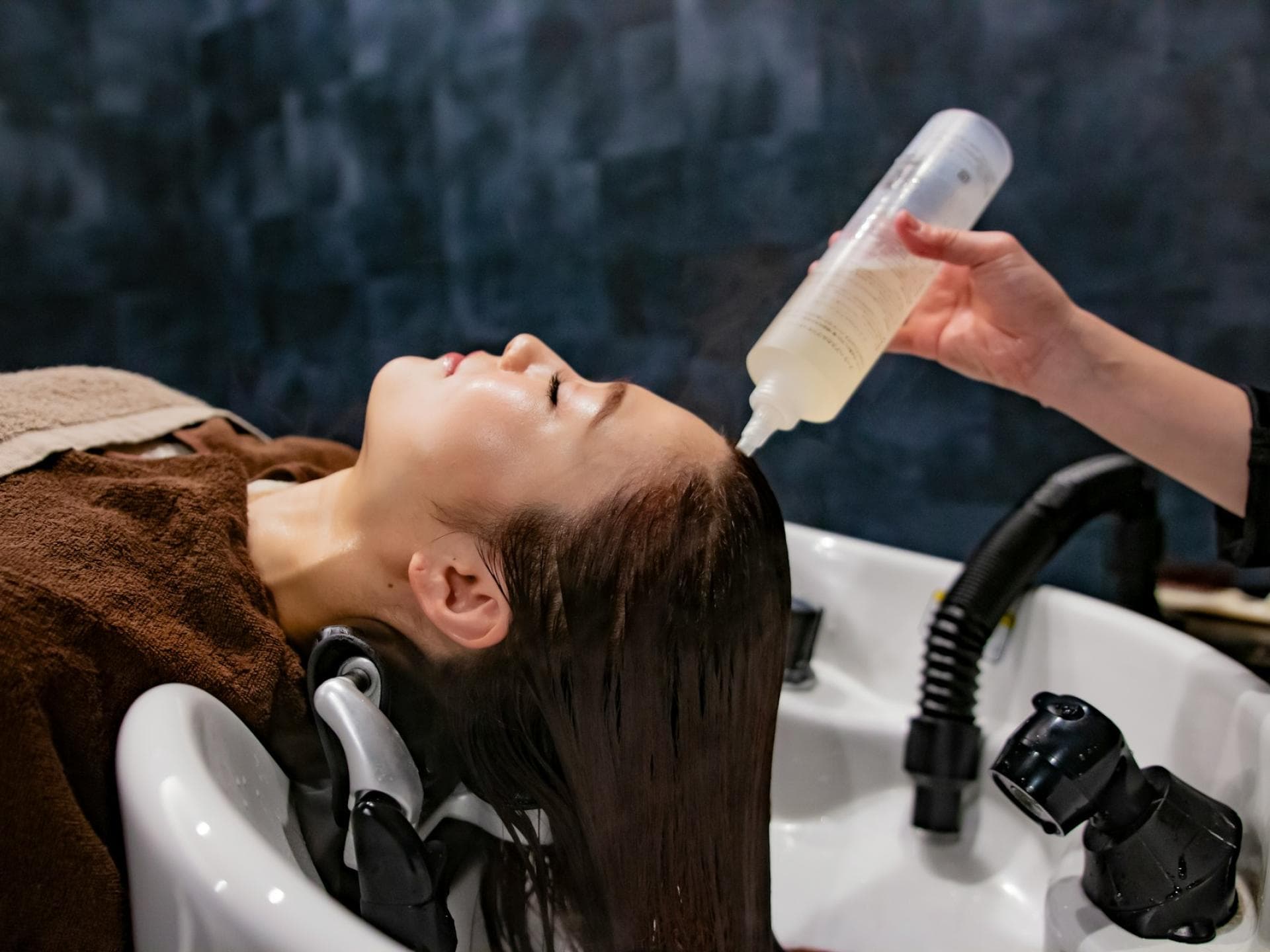 Eine Frau bekommt ihre Haare gewaschen