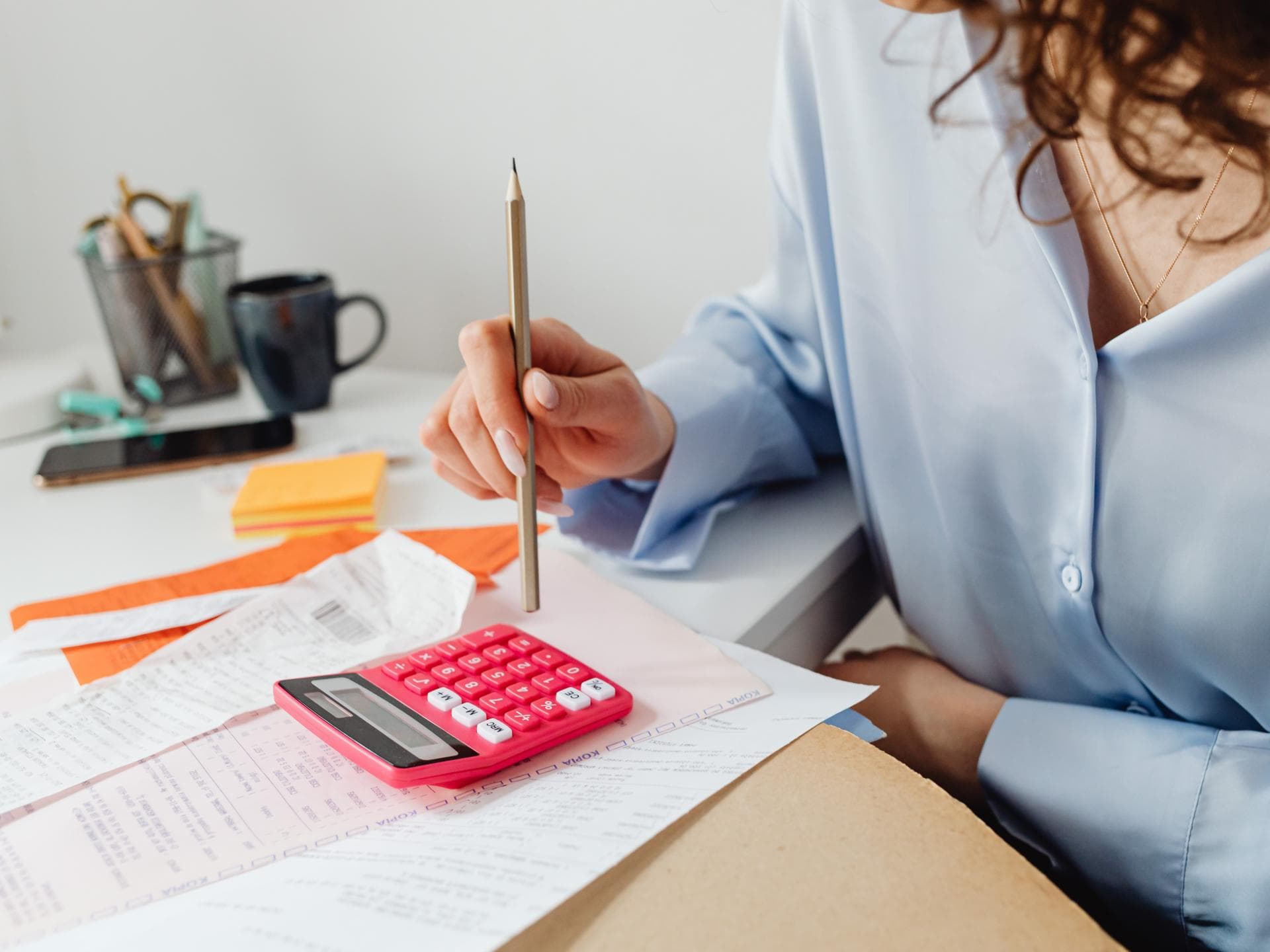Eine Frau sitzt an ihren Finanzen