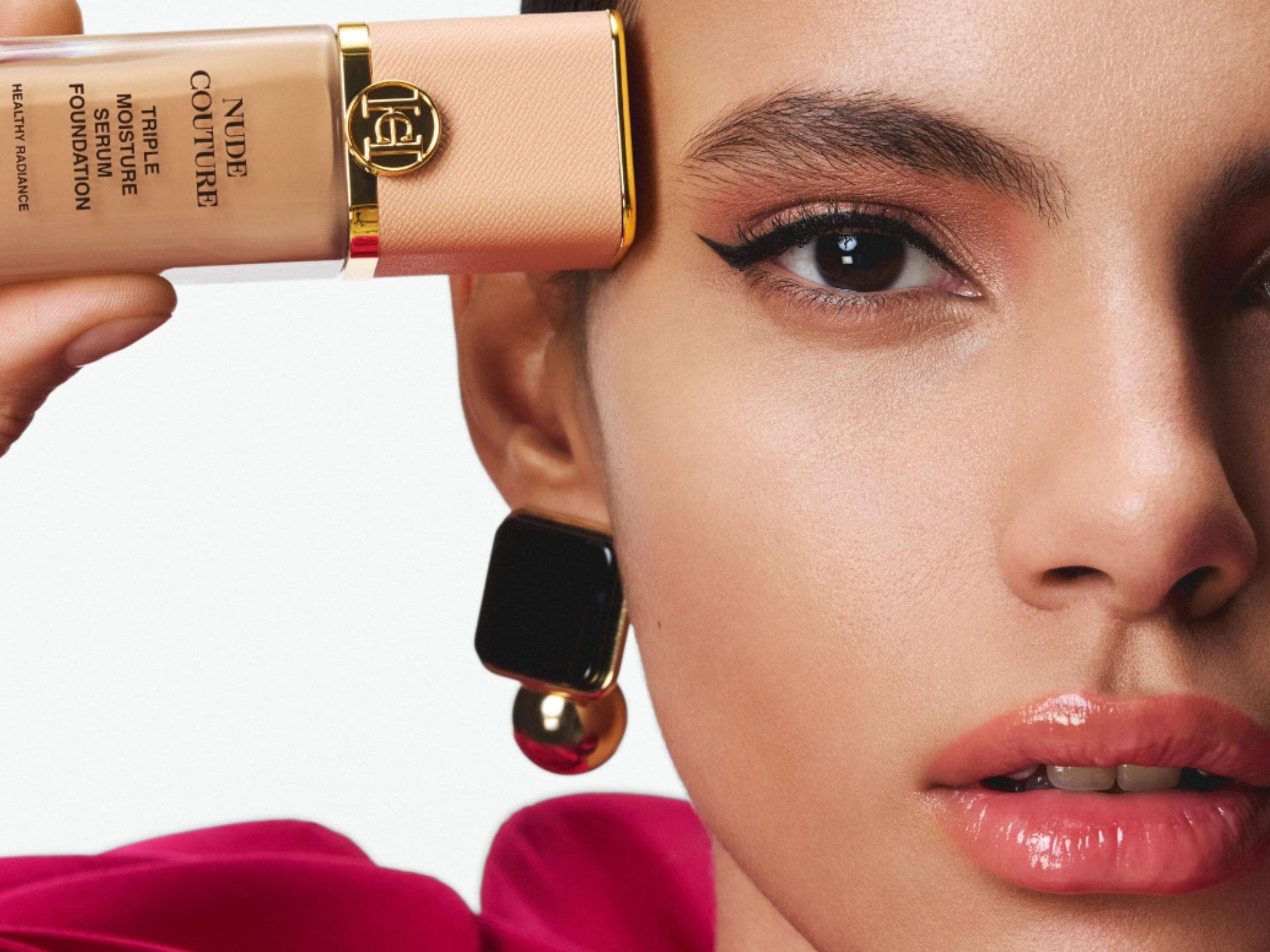 Serum-Foundation Model mit Nude Couture Foundation von Carolina Herrera