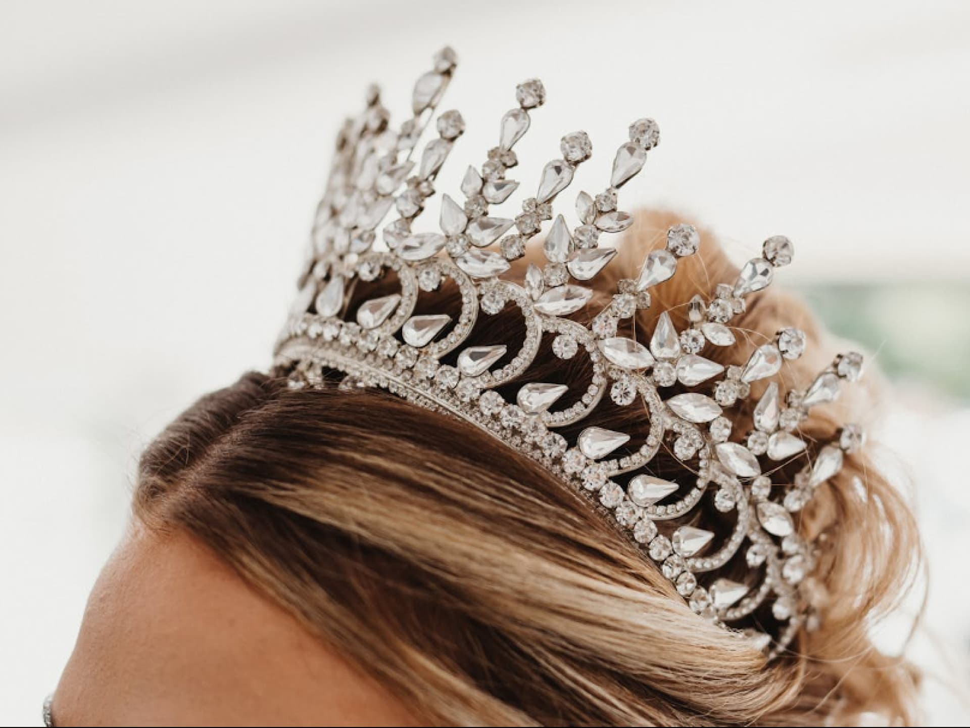 Eine Frau trägt ein Diadem
