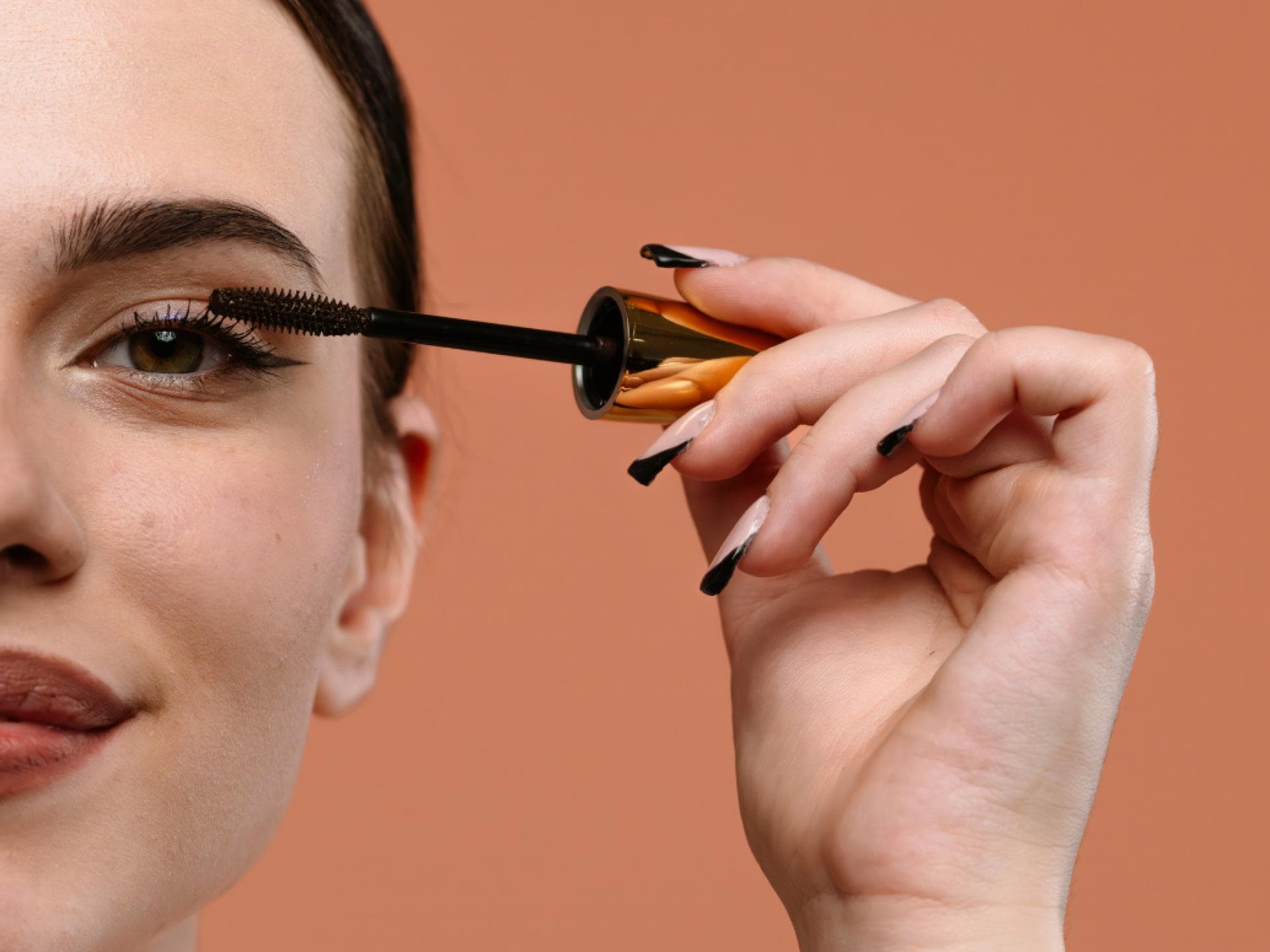 Mascara wie Wimpernverlängerung Frau mit Mascara
