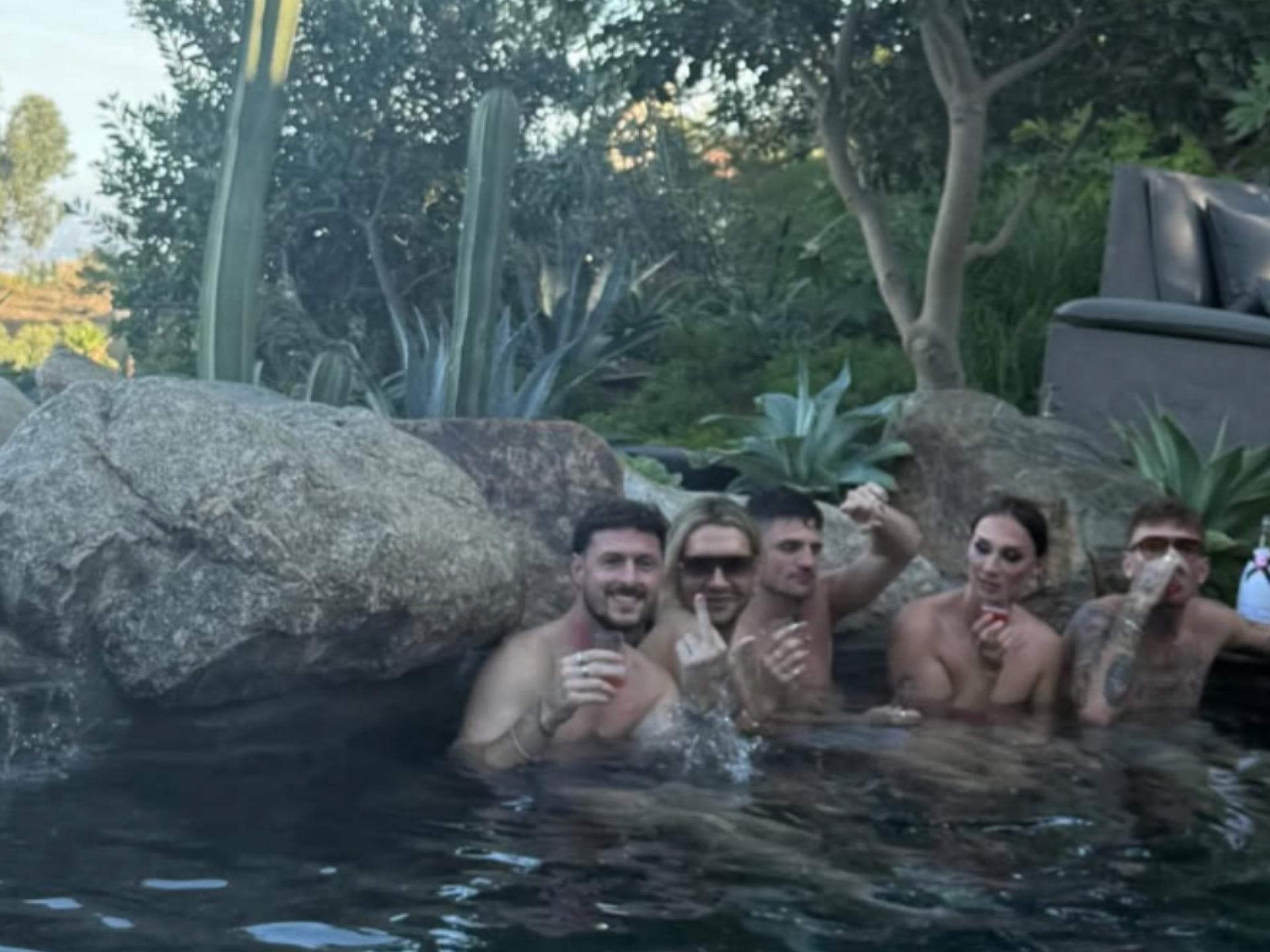 Jannik Kontalis und Bill Kaulitz im Pool