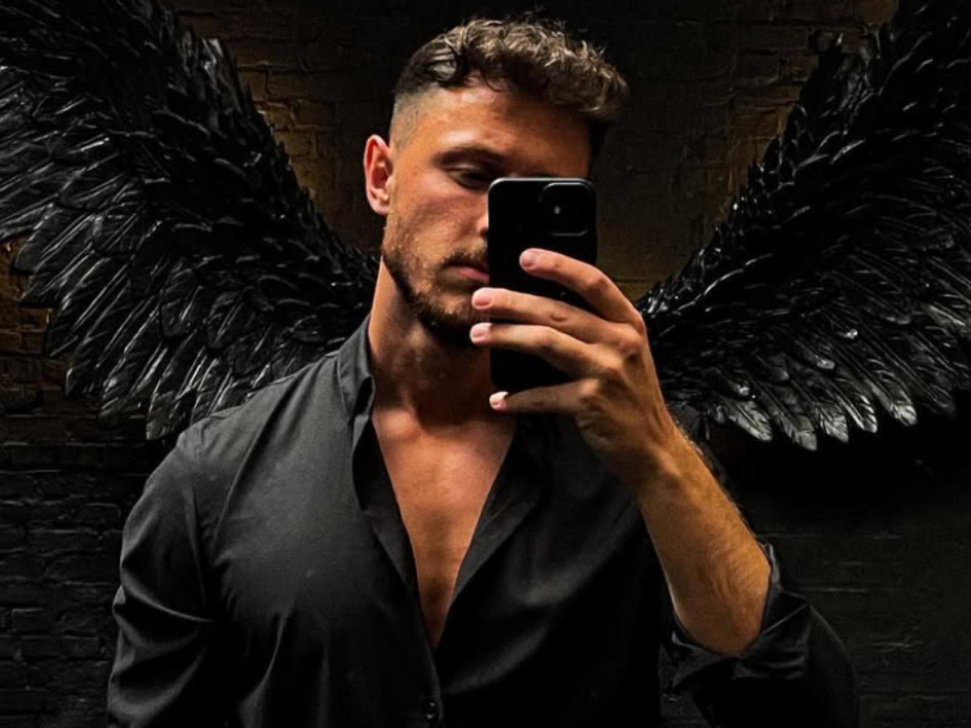 Jannik Kontalis macht Selfie mit schwarzen Flügeln