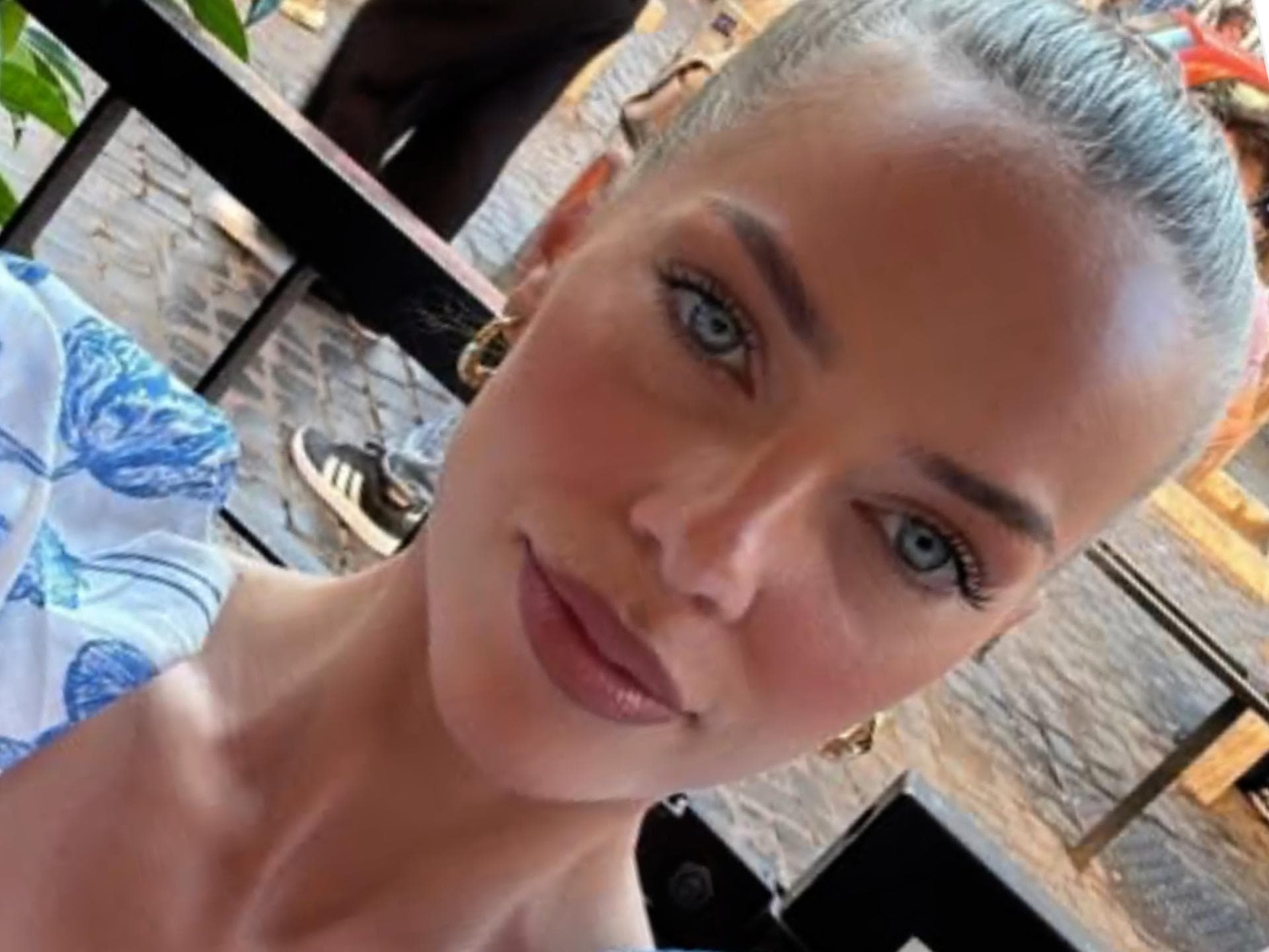 Laura MAria Rypa macht mit ernstem Blick ein Selfie