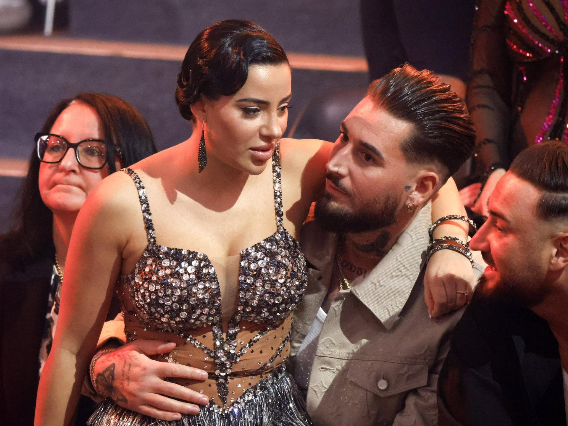 Leyla Heiter und Mike Heiter gucken ernst