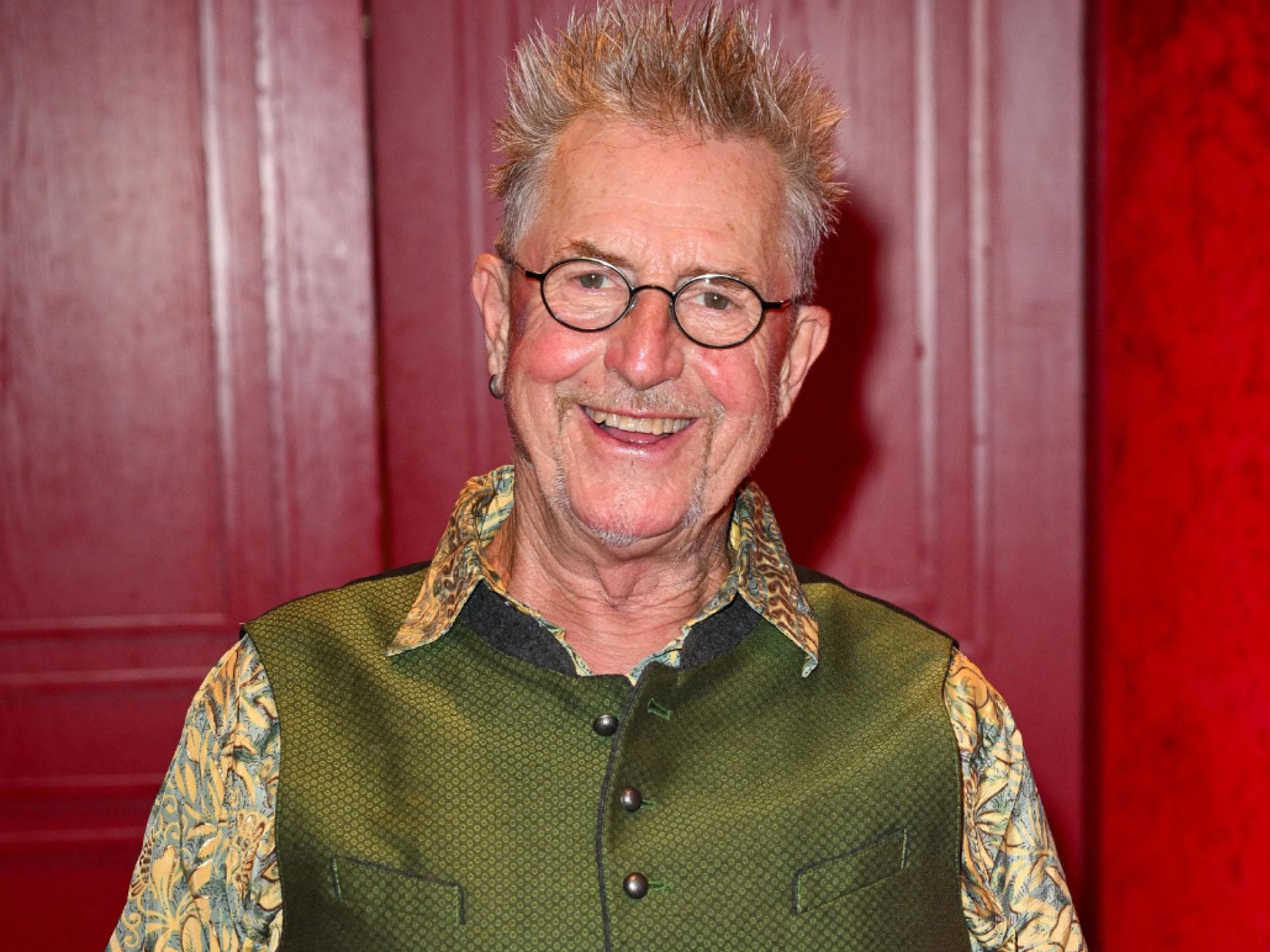 Martin Semmelrogge lächelt