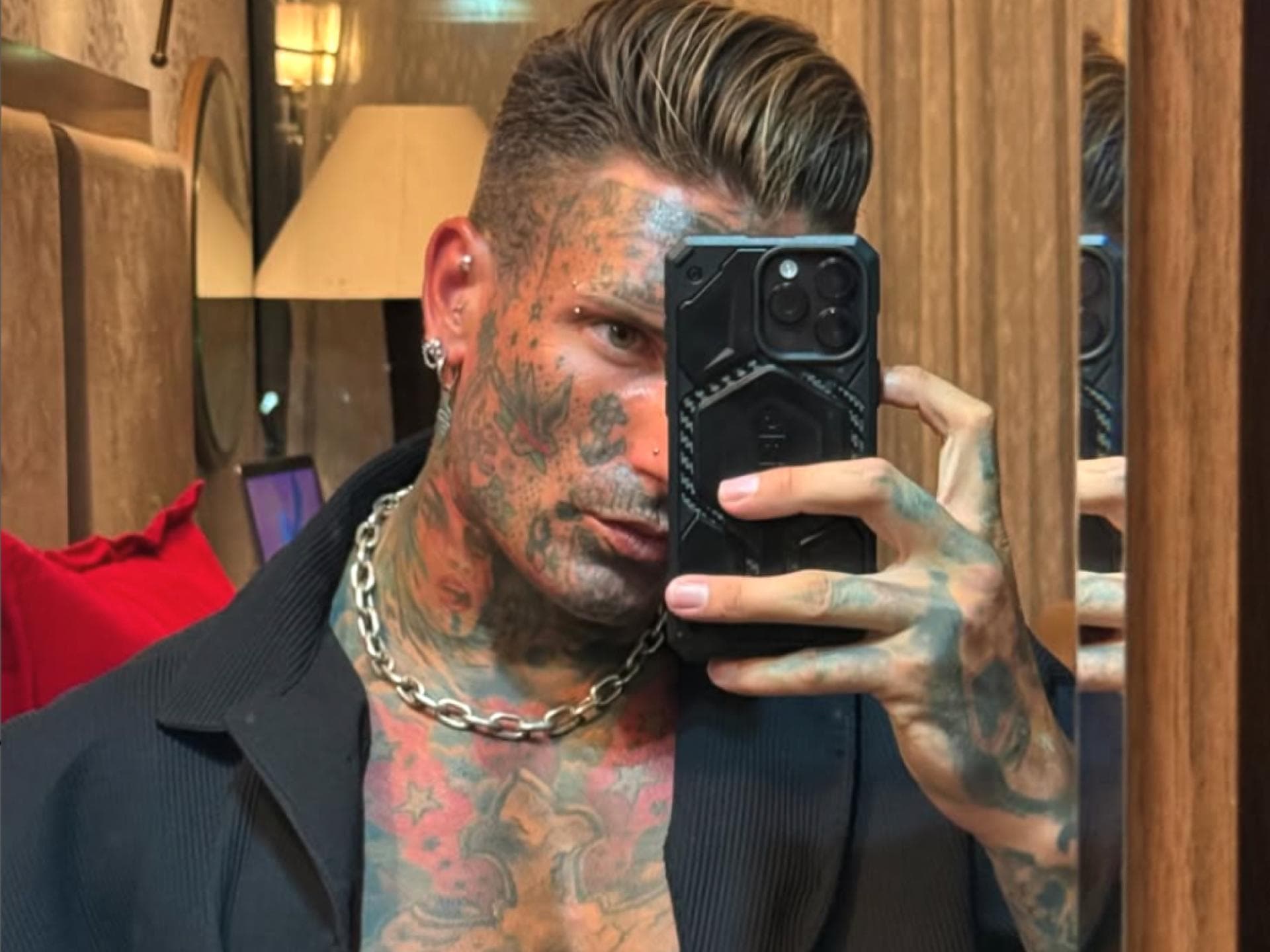 Nikola Glumac macht Spiegel-Selfie