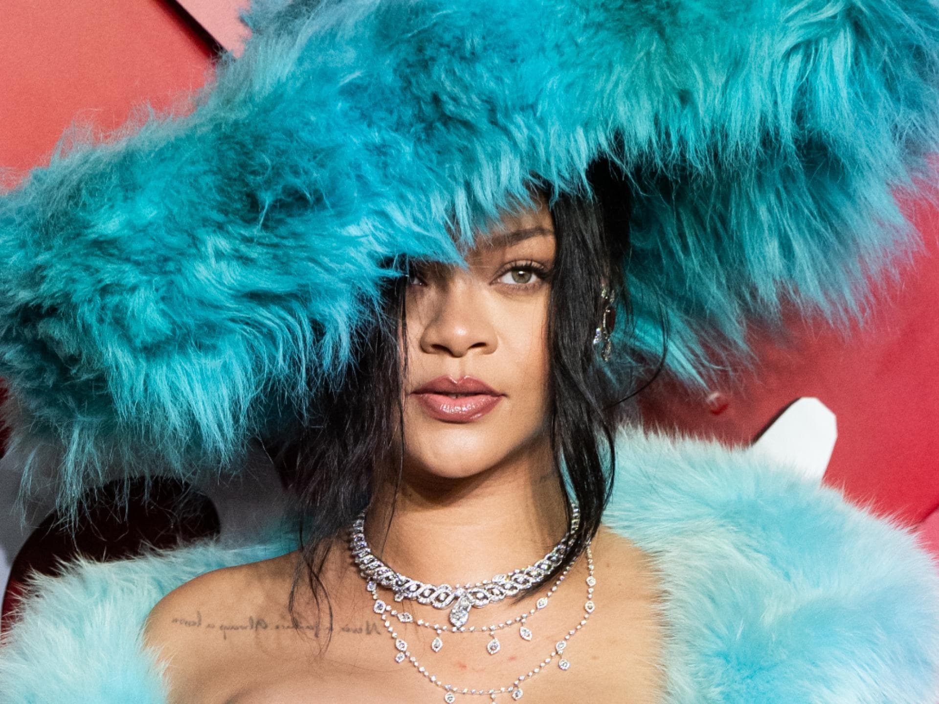Rihanna mit Federhut