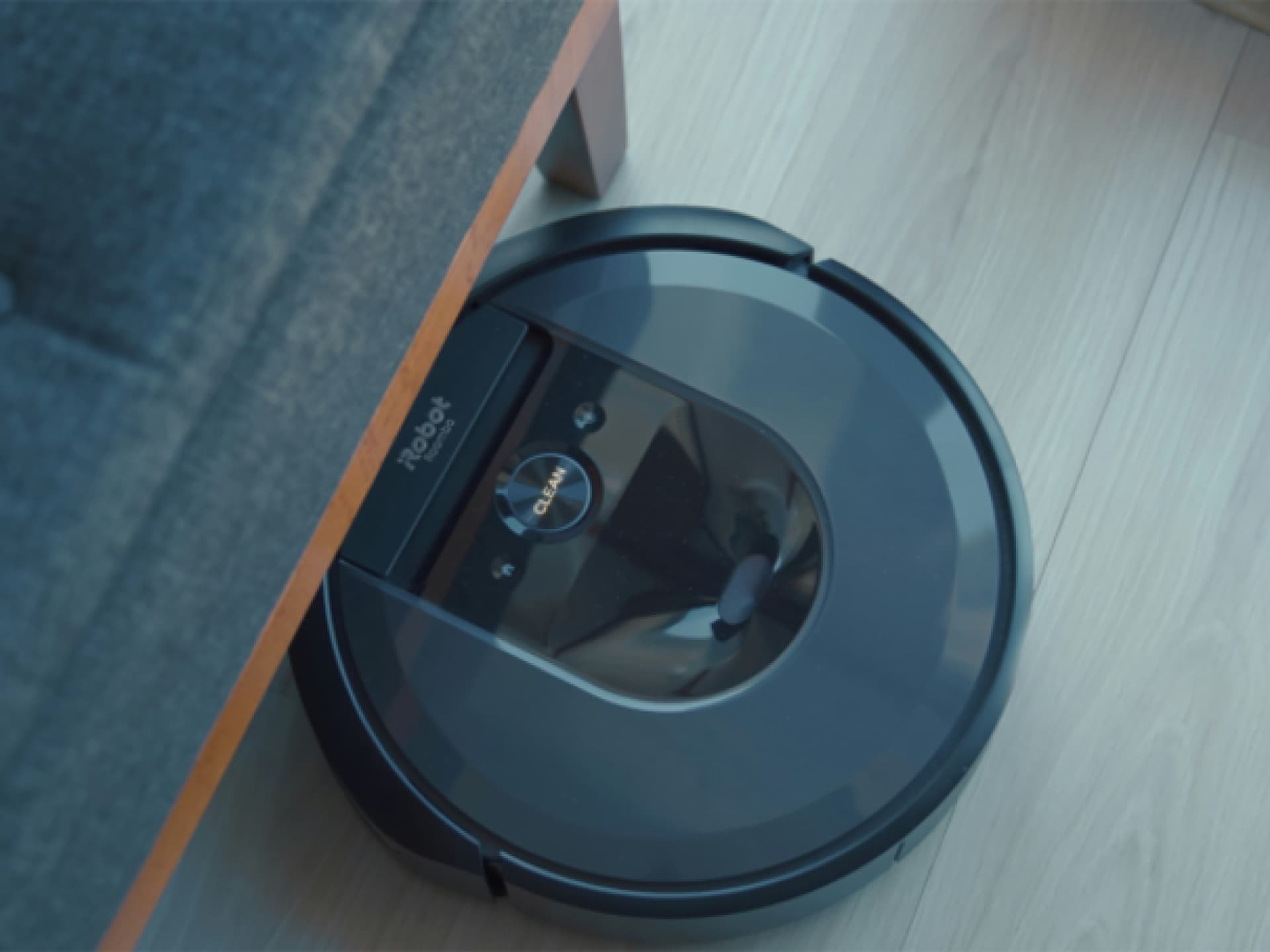 Ein Saugroboter im Wohnzimmer