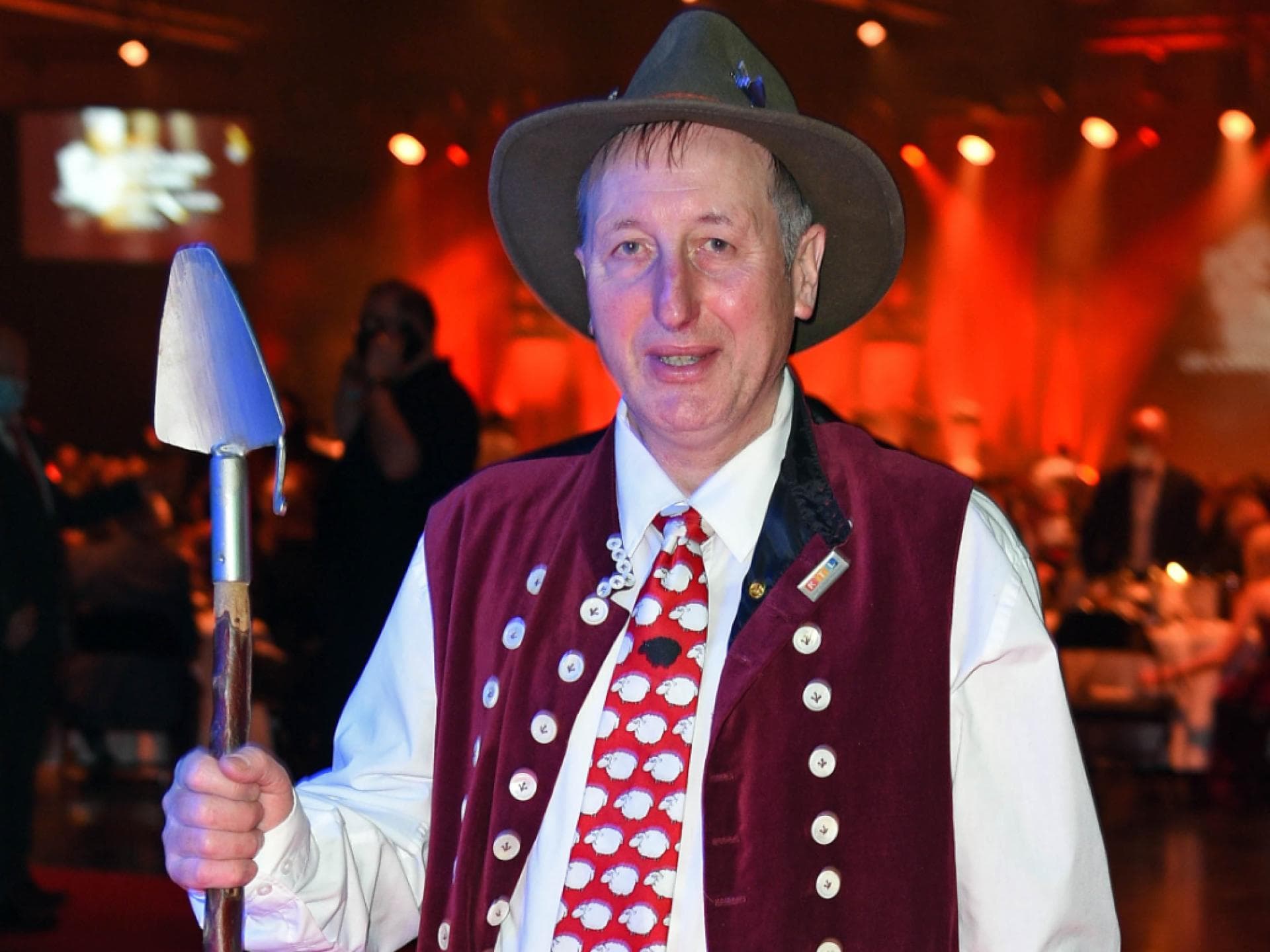 Schäfer Heinrich vor rotem Hintergrund