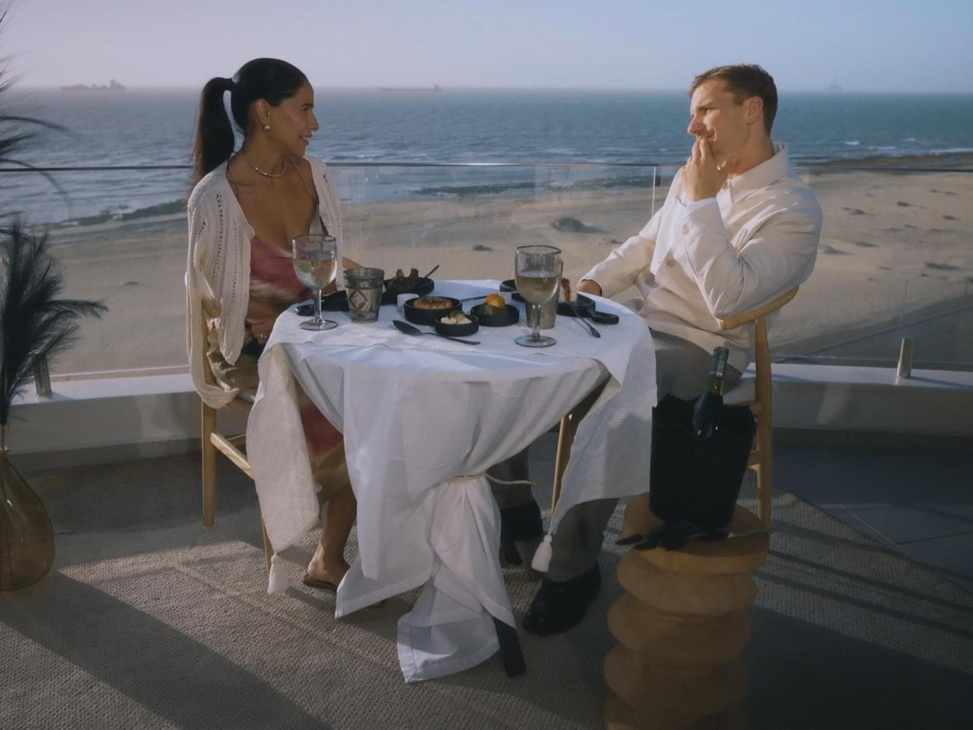 Seyma und Felix sitzen an einem Tisch