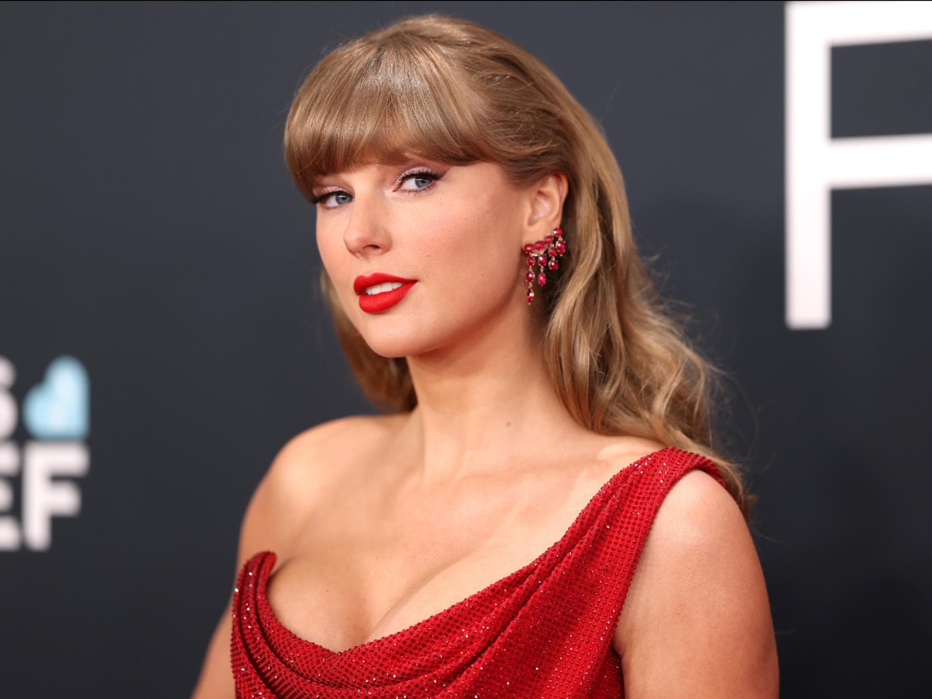 Taylor Swift schaut zur Seite