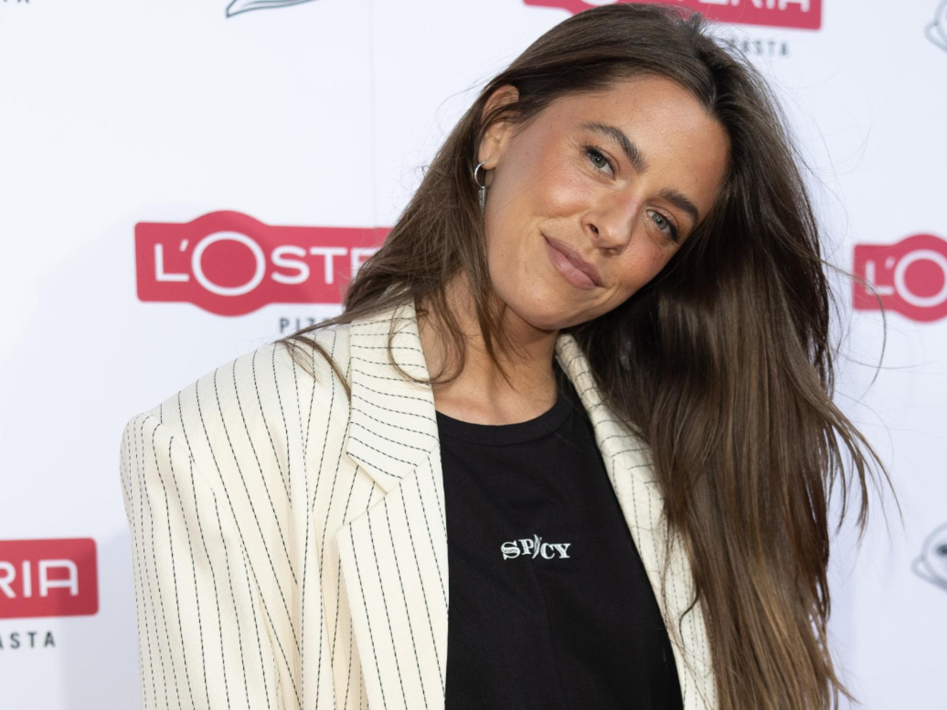 Vanessa Mai lächelt mit leicht schrägem Kopf
