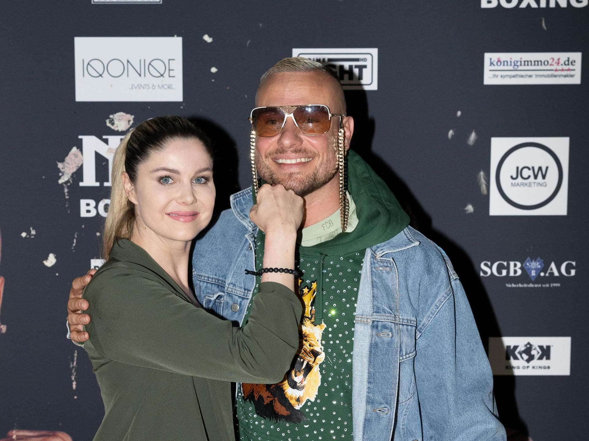 Yvonne Woelke und Eric Sindermann posieren glücklich zusammen