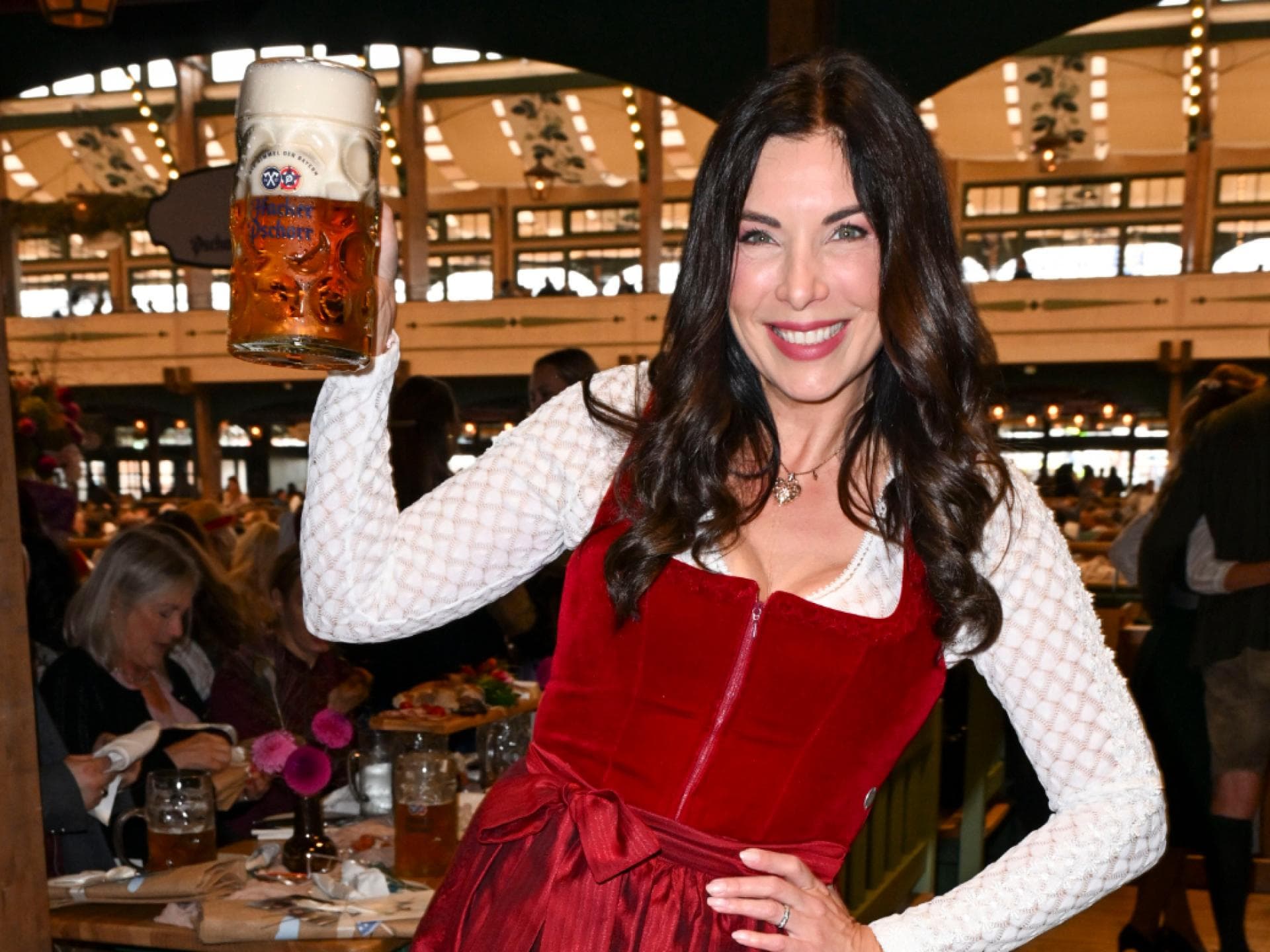 Alexandra Polizin im roten Dirndl