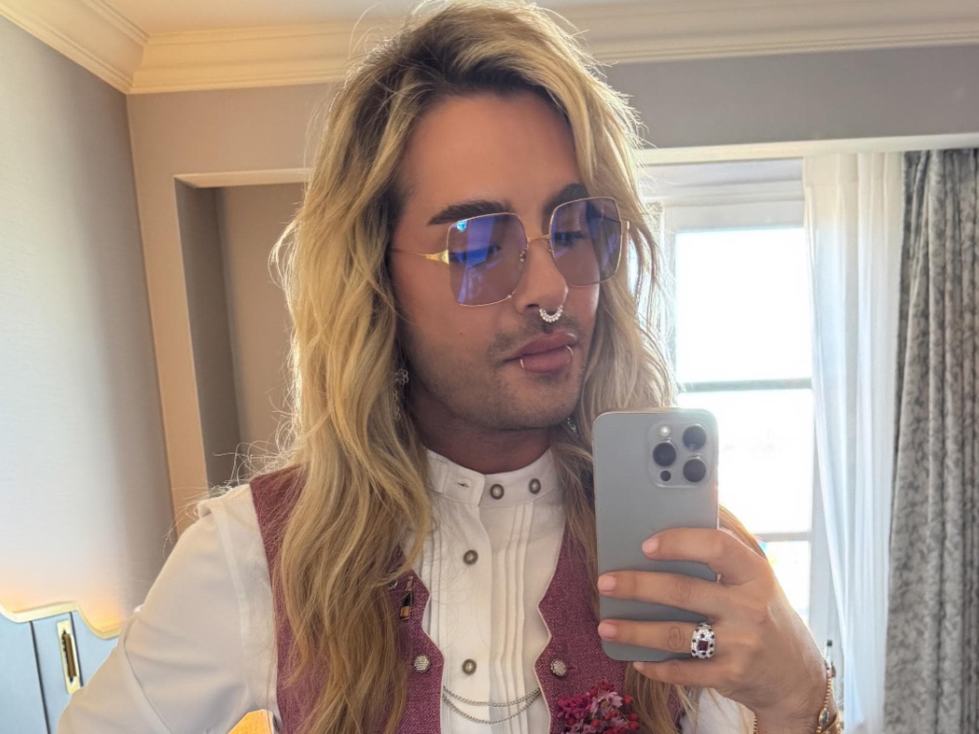 Bill Kaulitz macht Seflie 