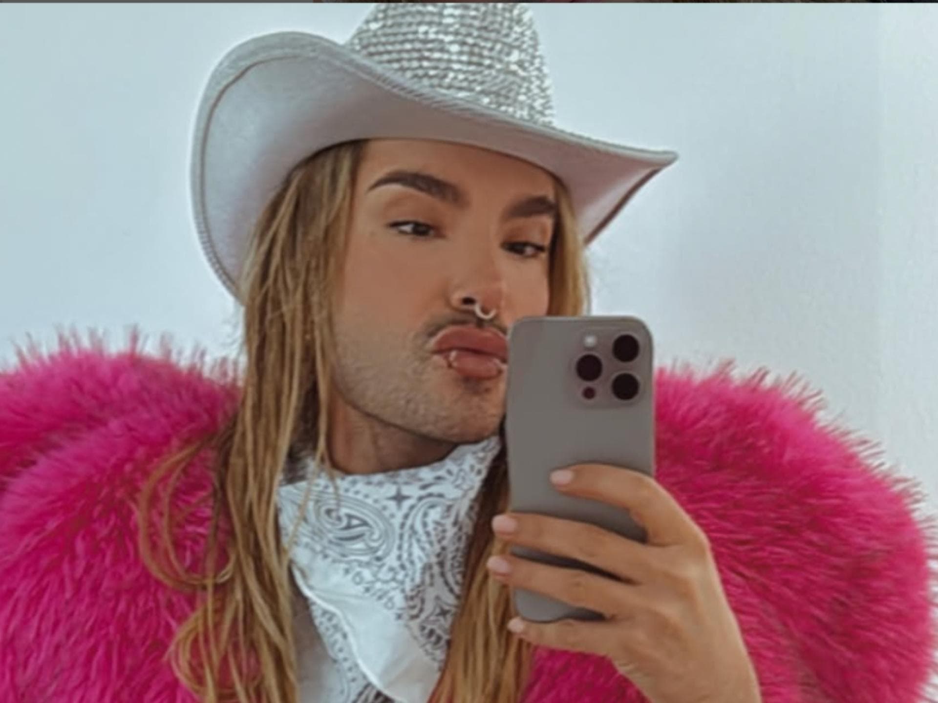 Bill Kaulitz macht Kussmund