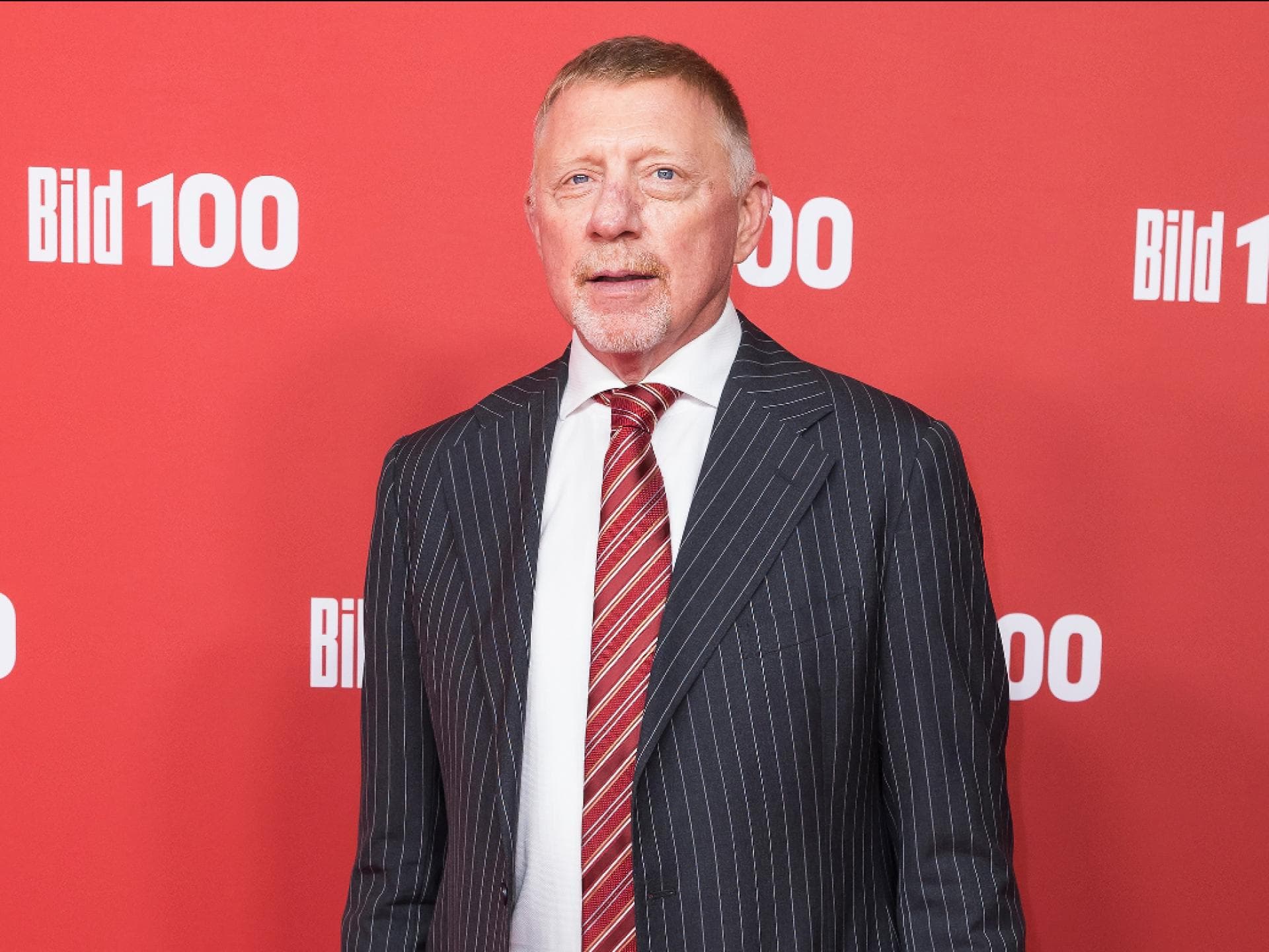 Boris Becker vor bild-wand